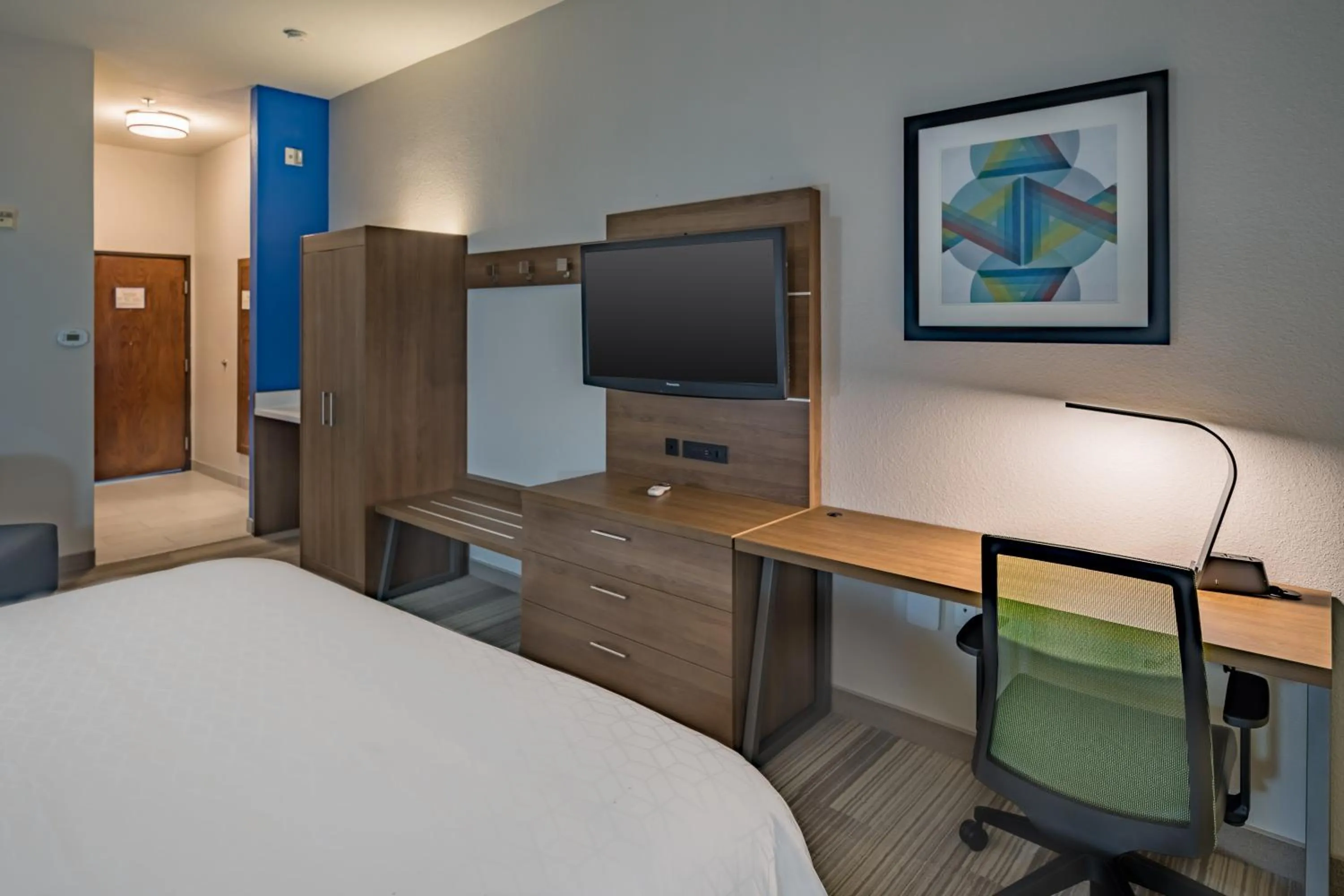 Photo of the whole room, Bed in Holiday Inn Express & Suites N Waco Area - West by IHG