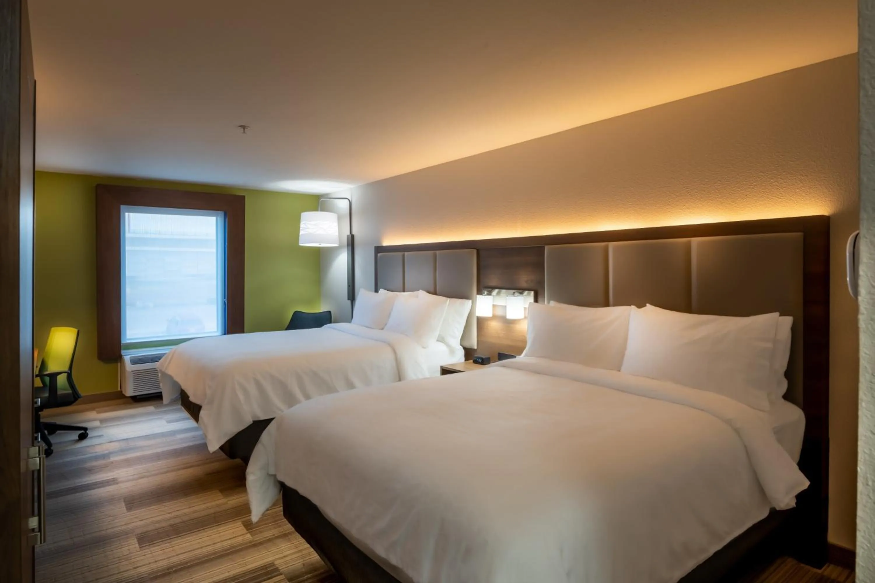 Photo of the whole room, Bed in Holiday Inn Express & Suites N Waco Area - West by IHG