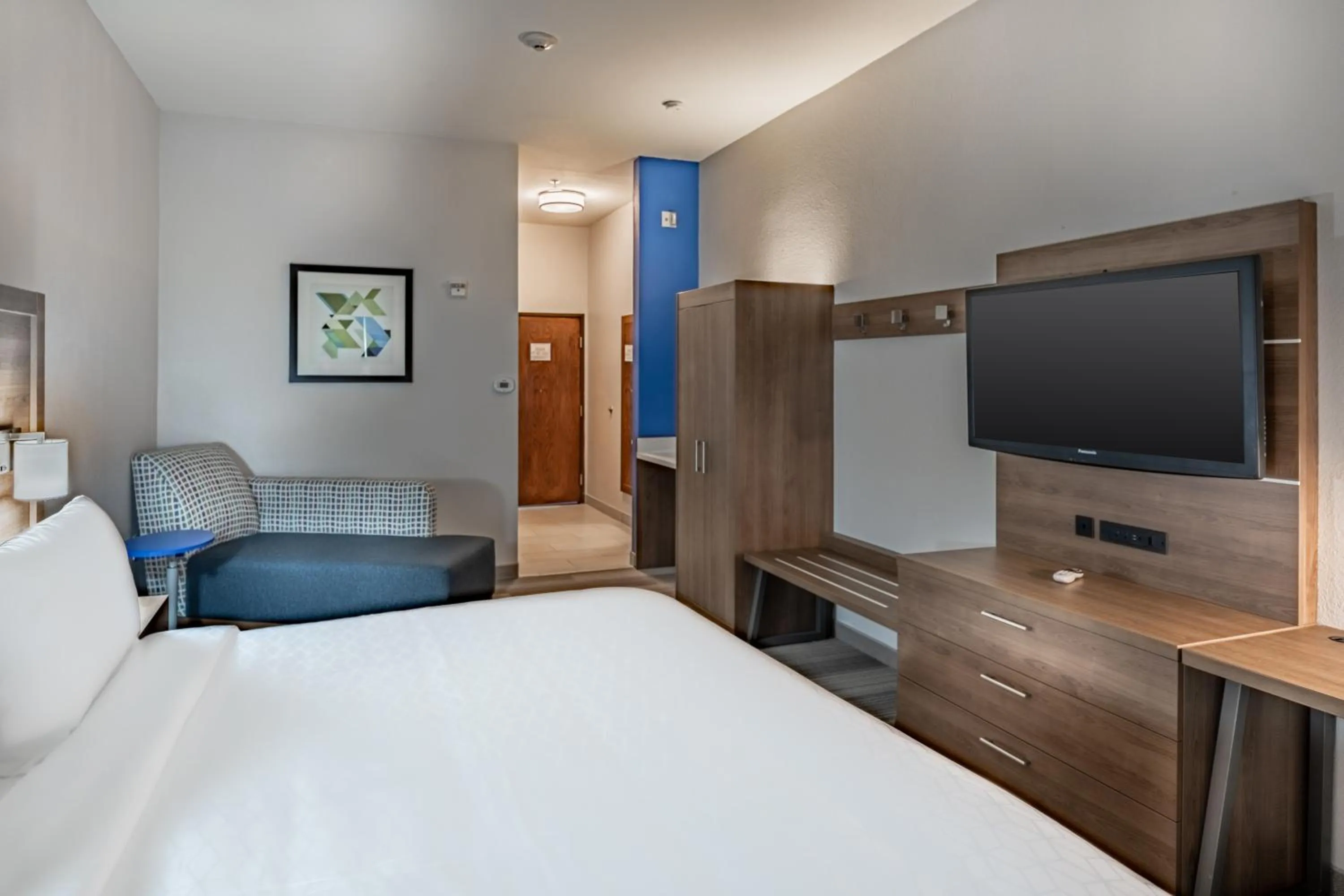 Bed in Holiday Inn Express & Suites N Waco Area - West by IHG