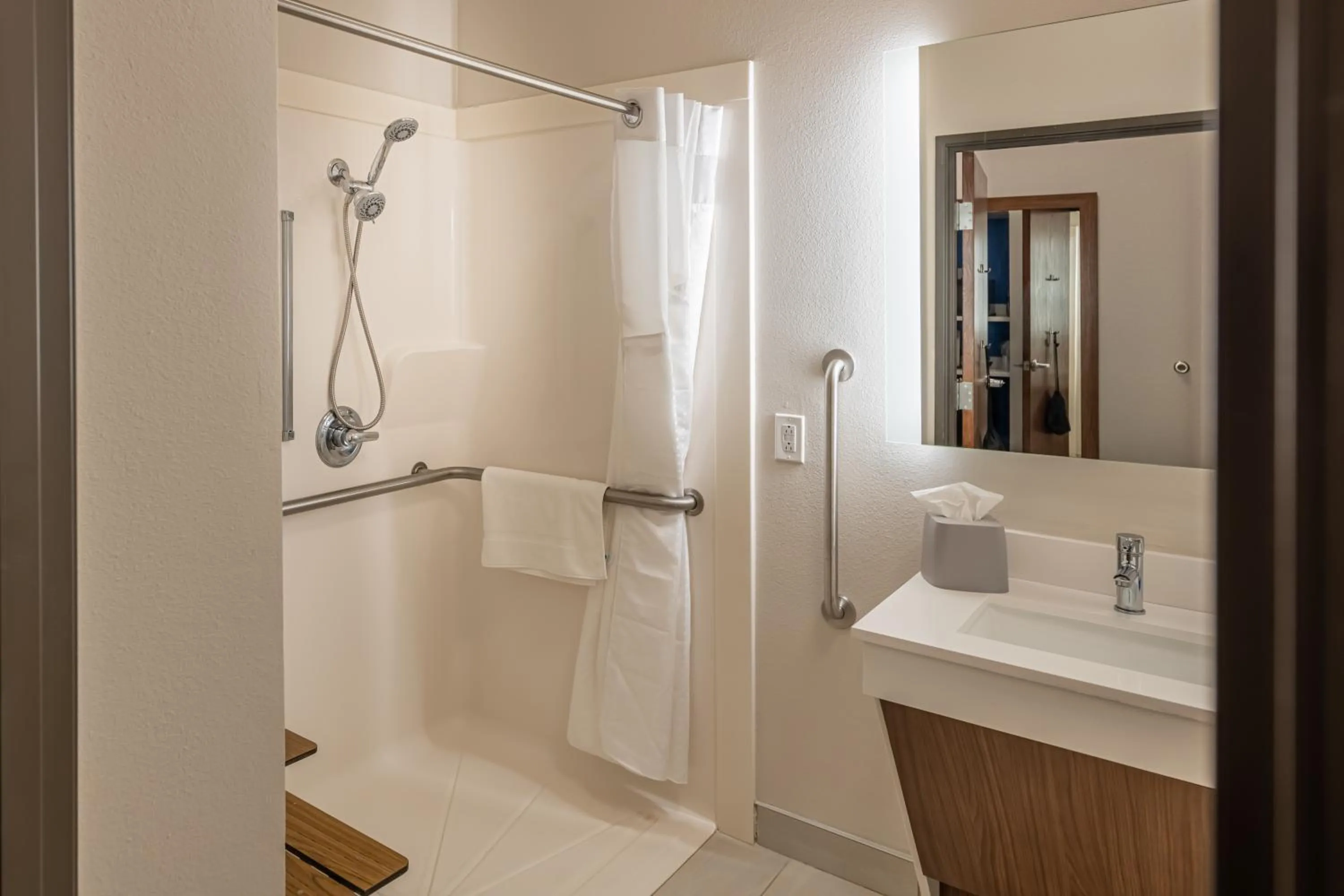 Holiday Inn Express & Suites N Waco Area - West by IHG