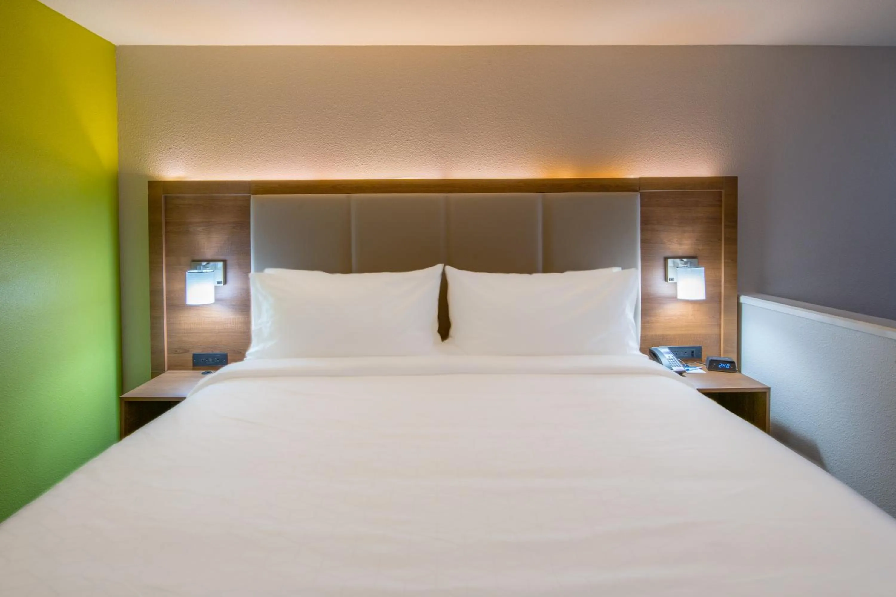 Bed in Holiday Inn Express & Suites N Waco Area - West by IHG