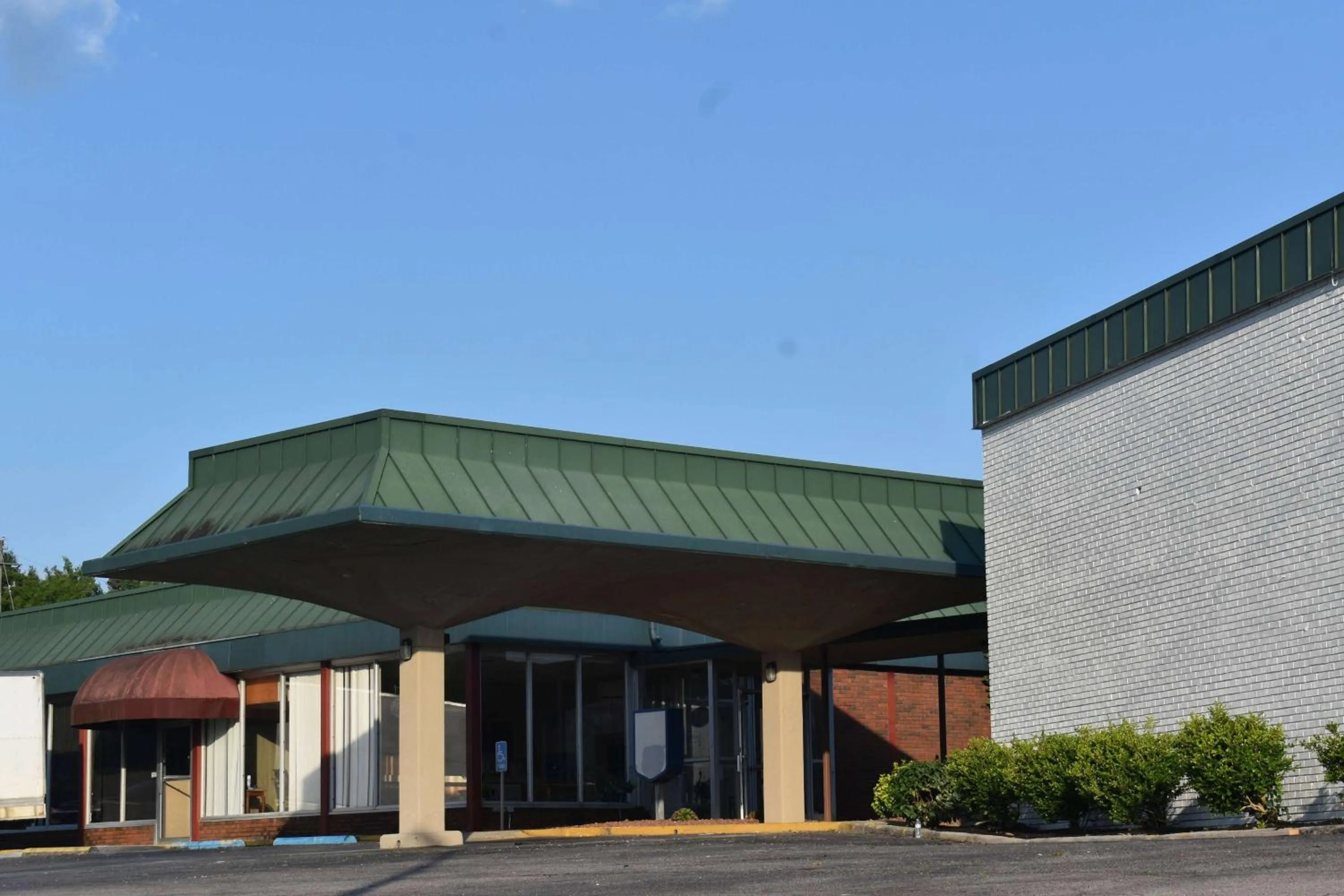 Property building in Super 8 by Wyndham Riverside AL