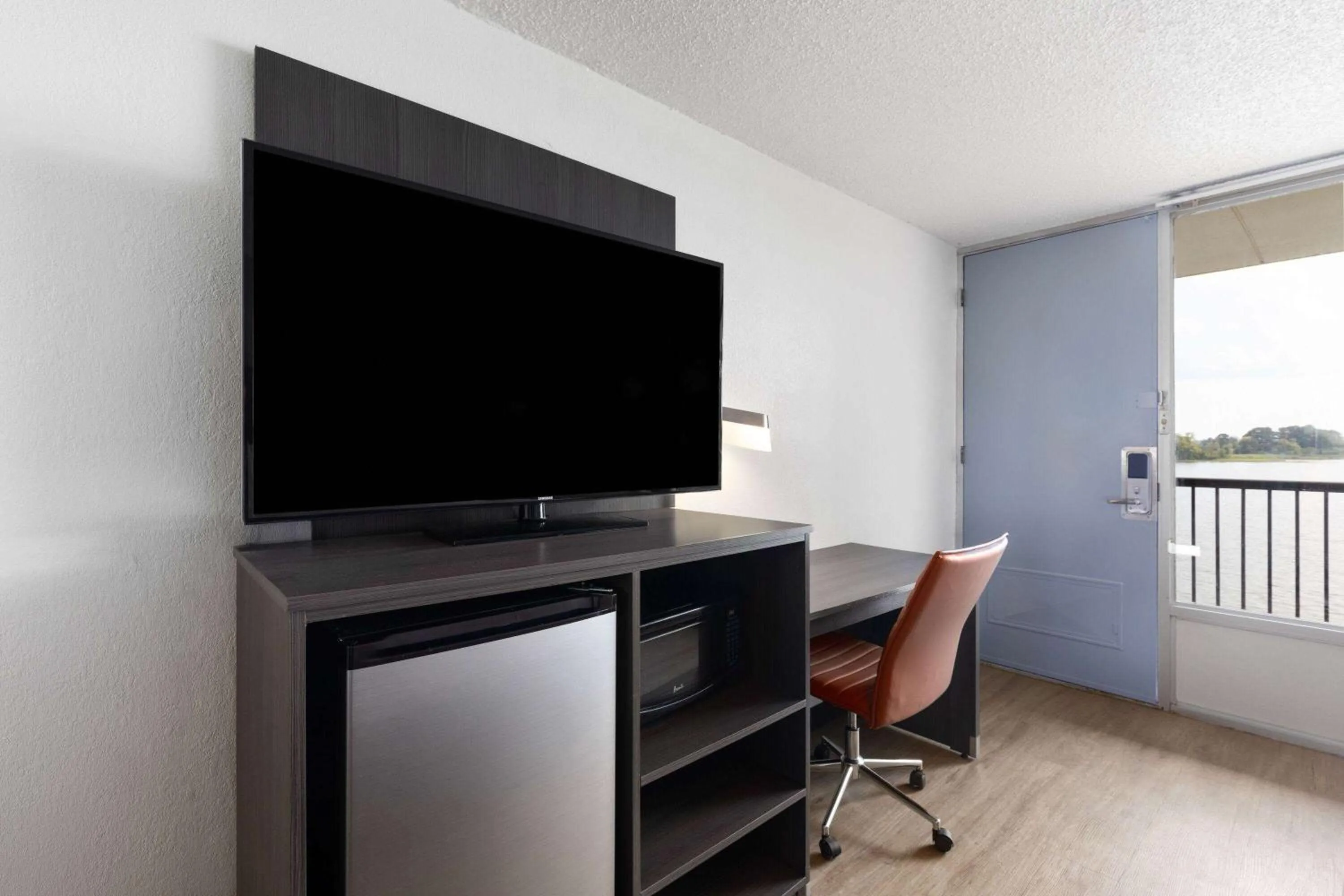 Photo of the whole room in Super 8 by Wyndham Riverside AL