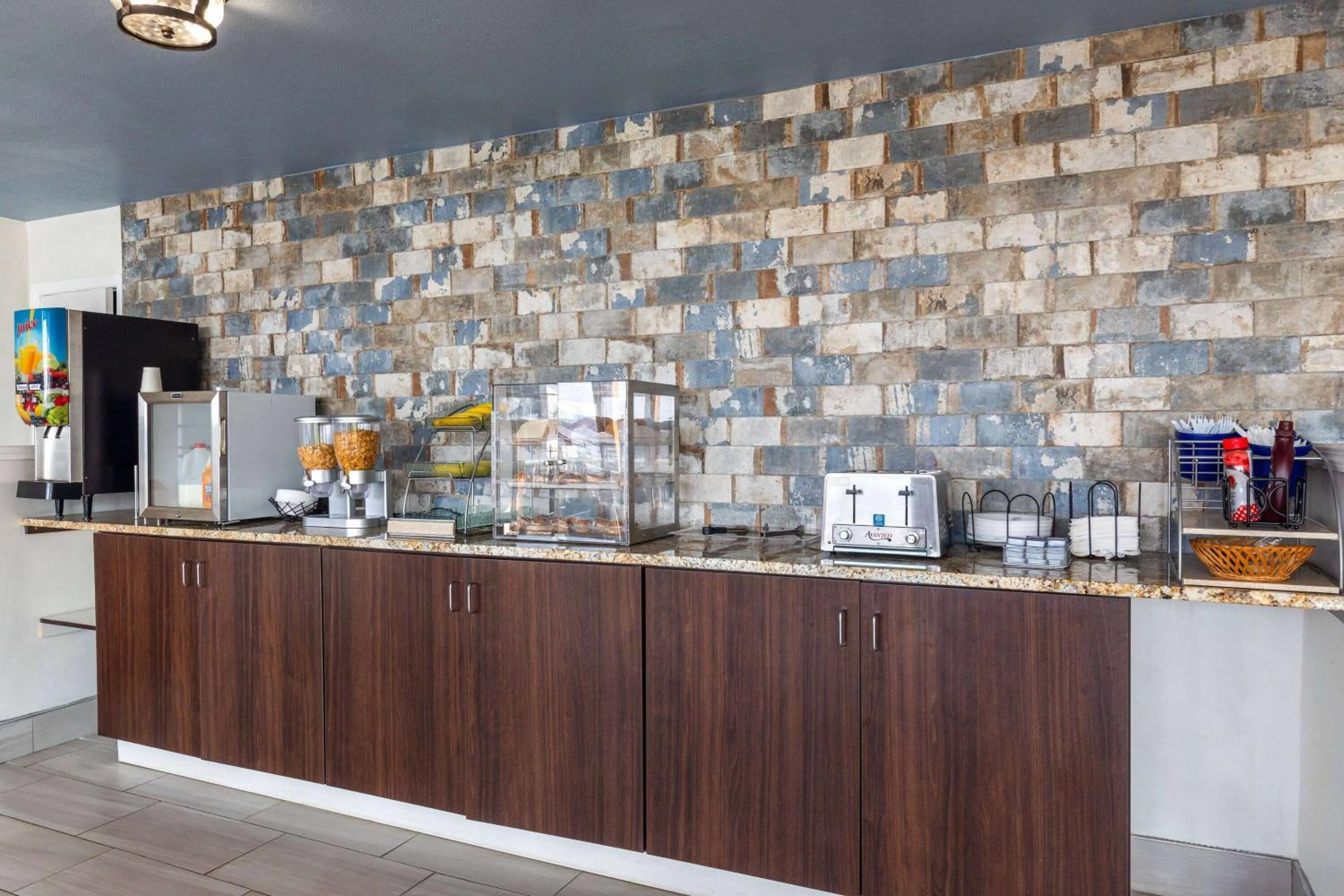 Breakfast in Super 8 by Wyndham Riverside AL