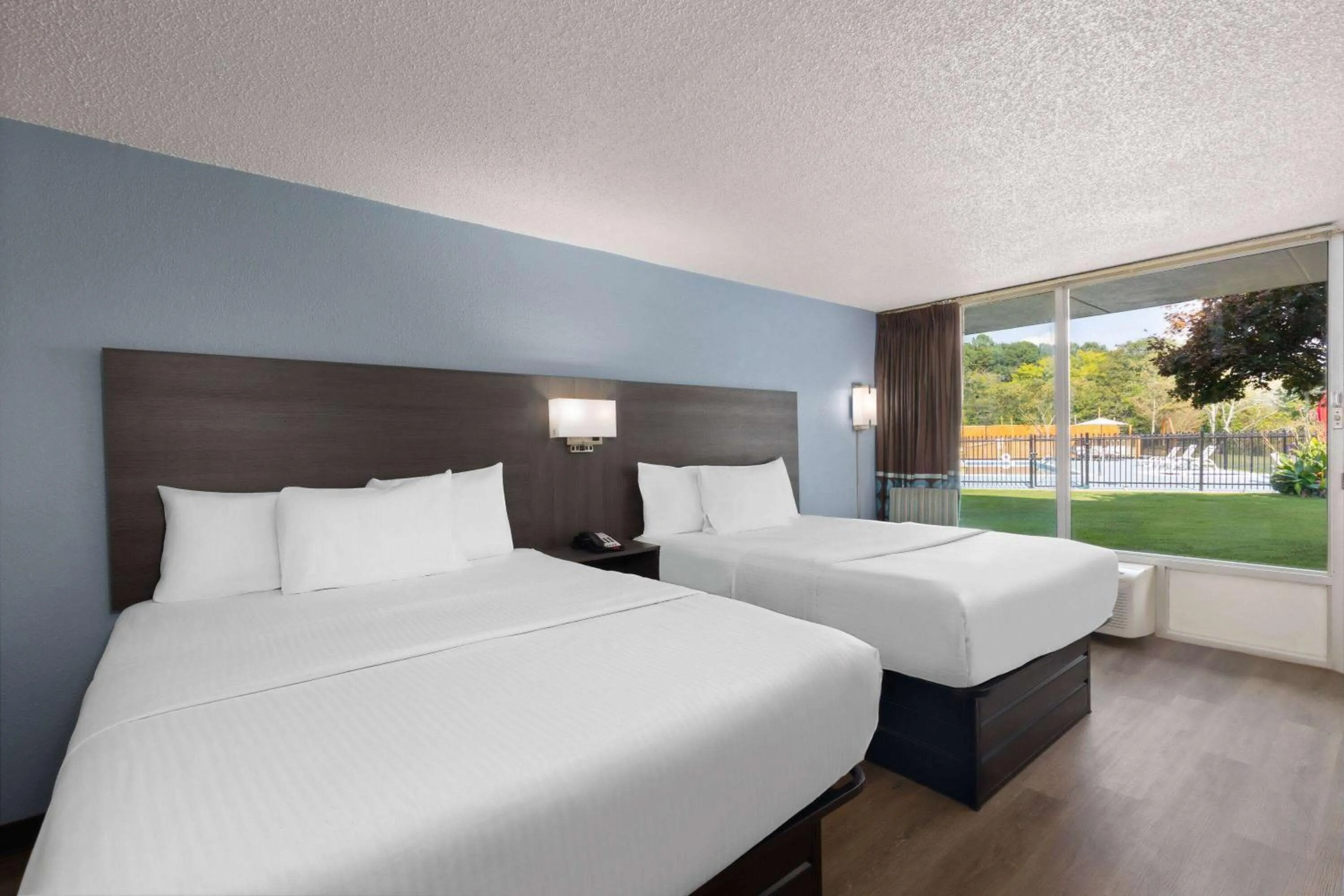 Photo of the whole room, Bed in Super 8 by Wyndham Riverside AL
