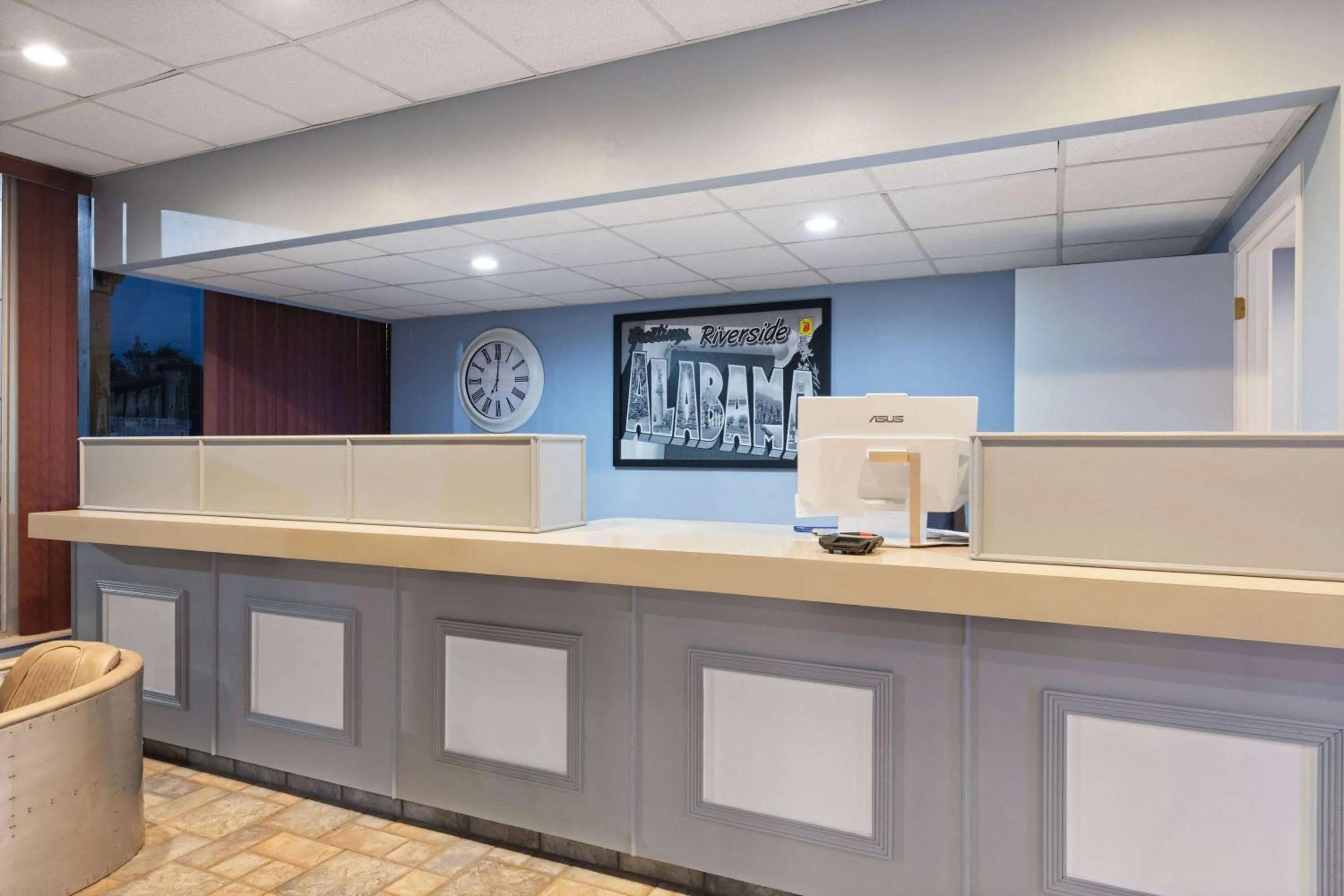 Lobby or reception in Super 8 by Wyndham Riverside AL