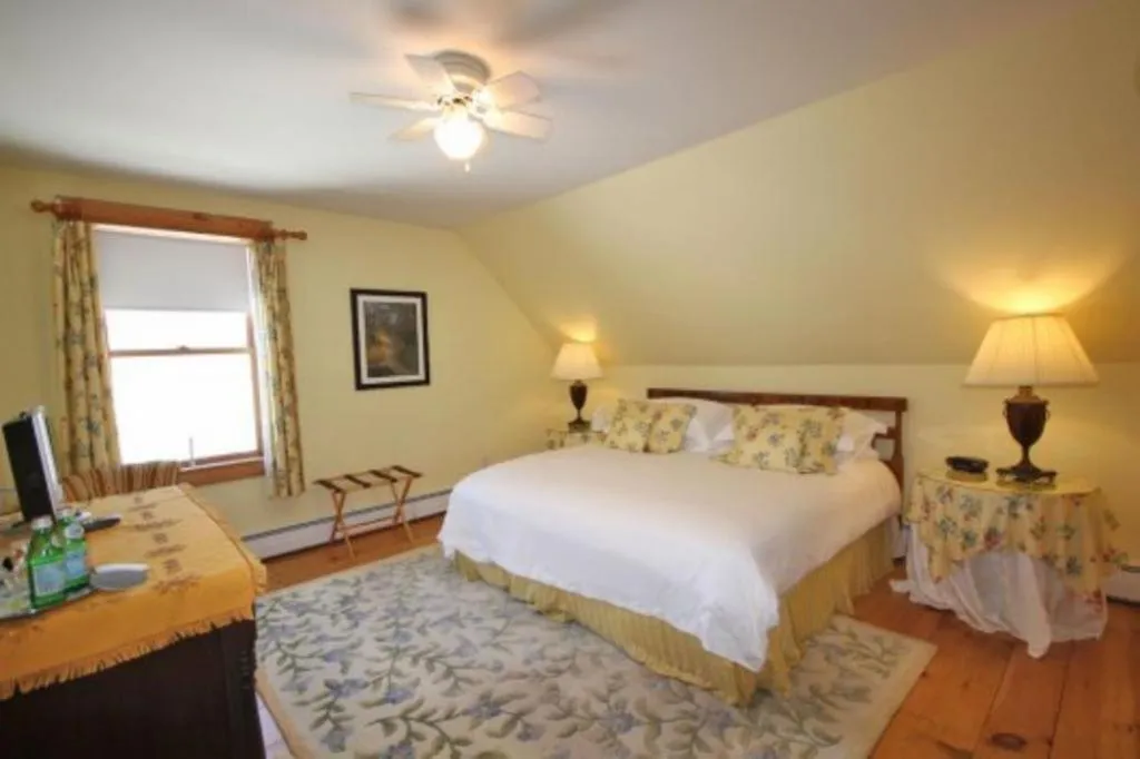 Bedroom, Bed in Highland Lake Inn