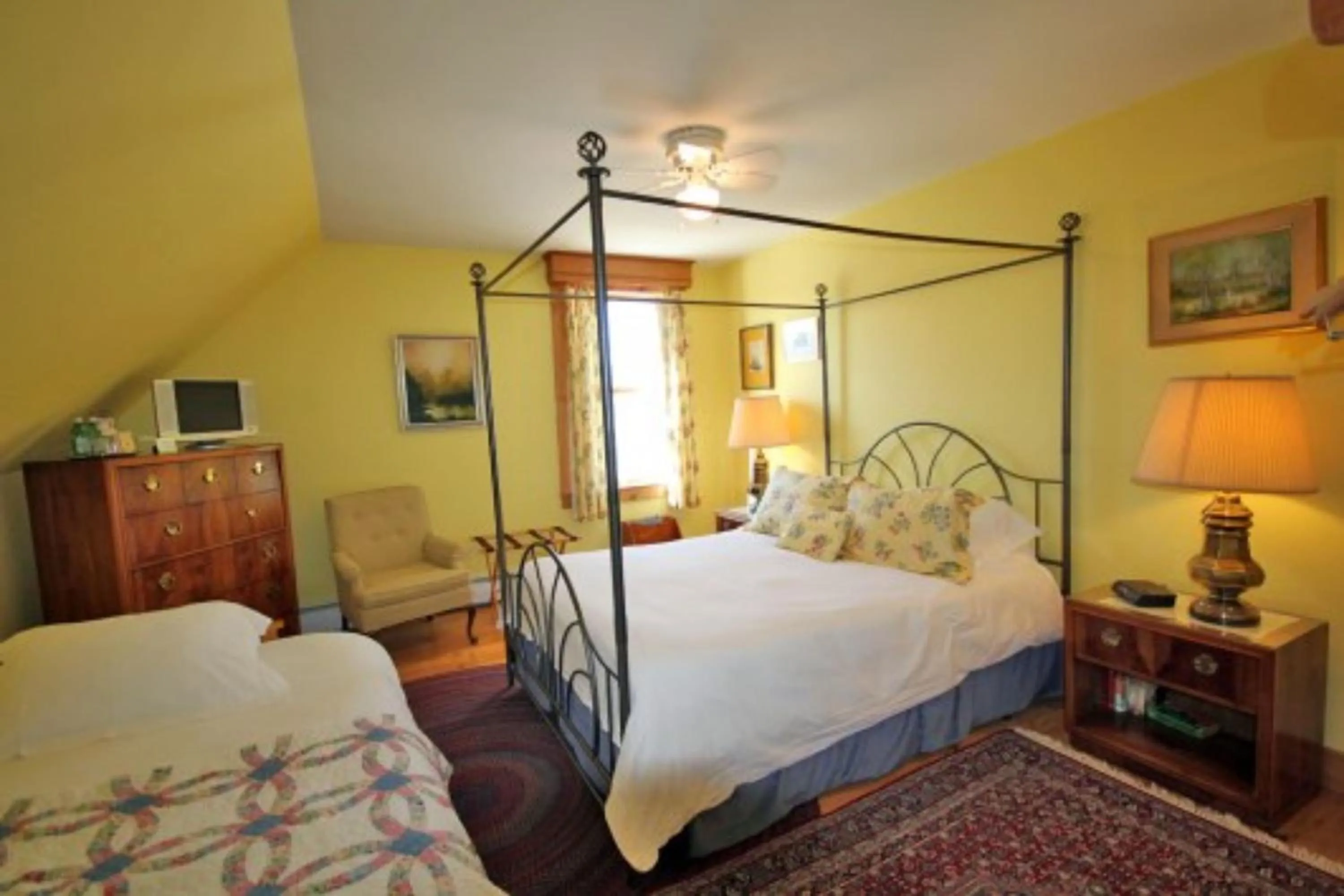 Bedroom, Bed in Highland Lake Inn