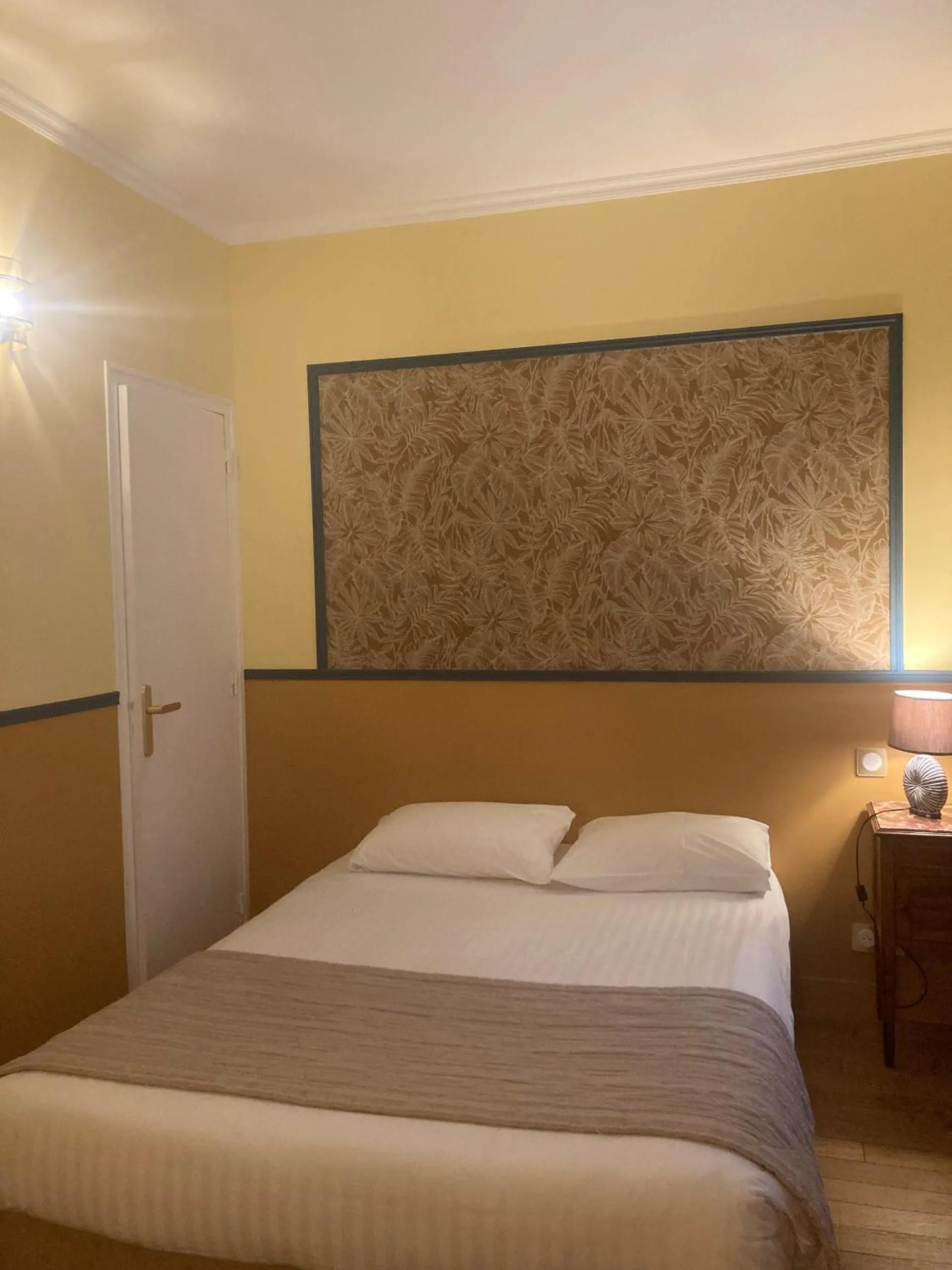 Photo of the whole room, Bed in Hotel Boileau