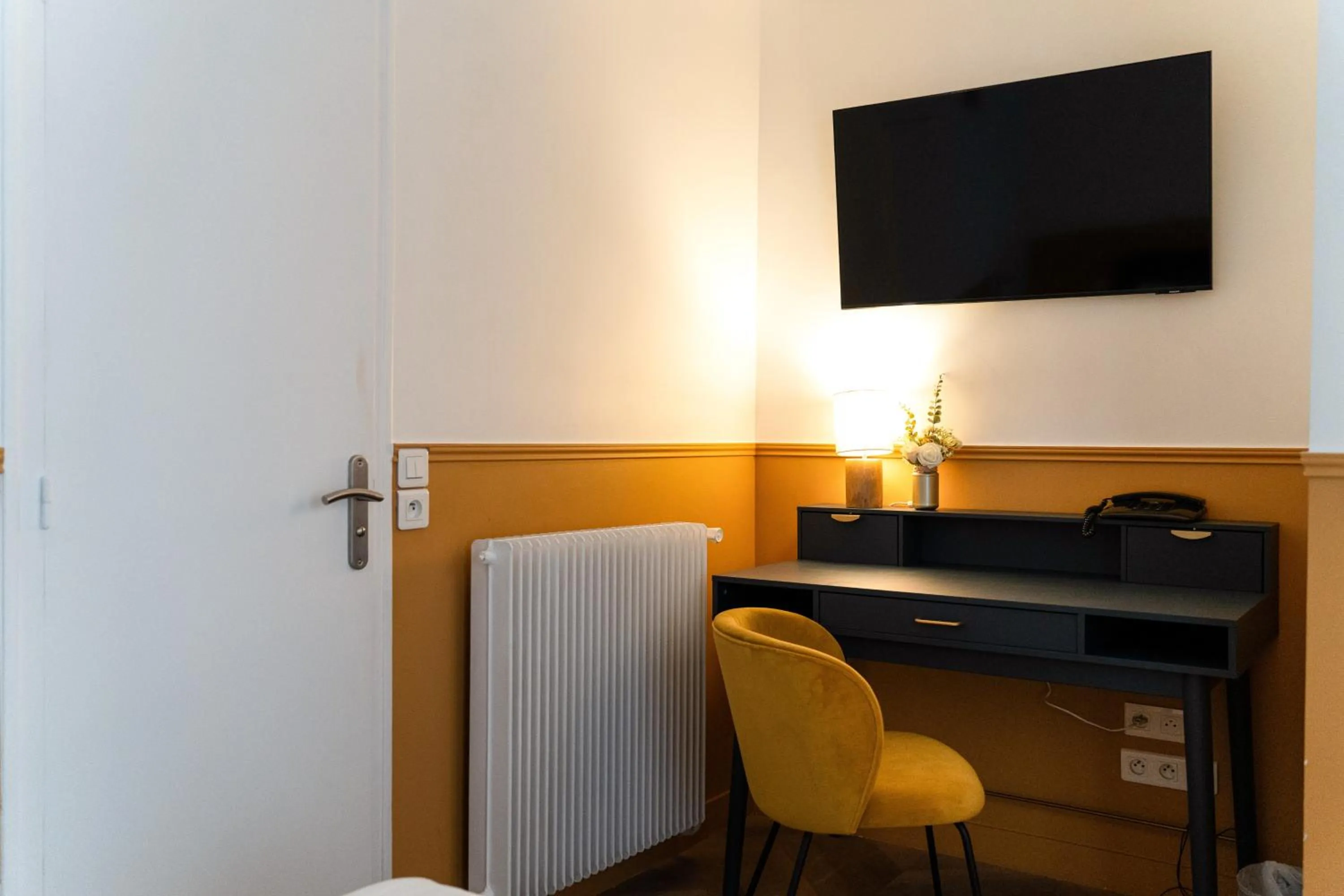 TV and multimedia in Hotel Boileau
