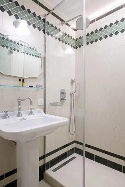 Shower in Hotel Boileau