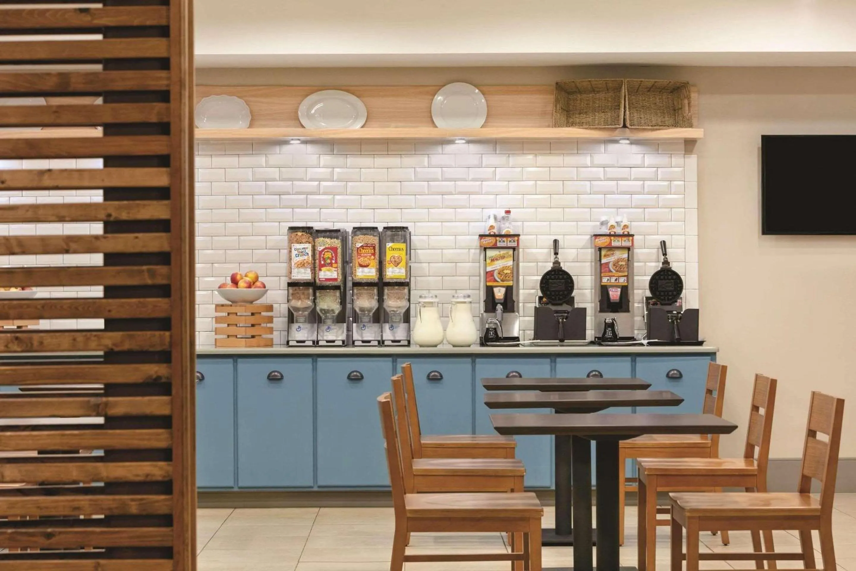 Breakfast in Country Inn & Suites by Radisson, Petersburg, VA