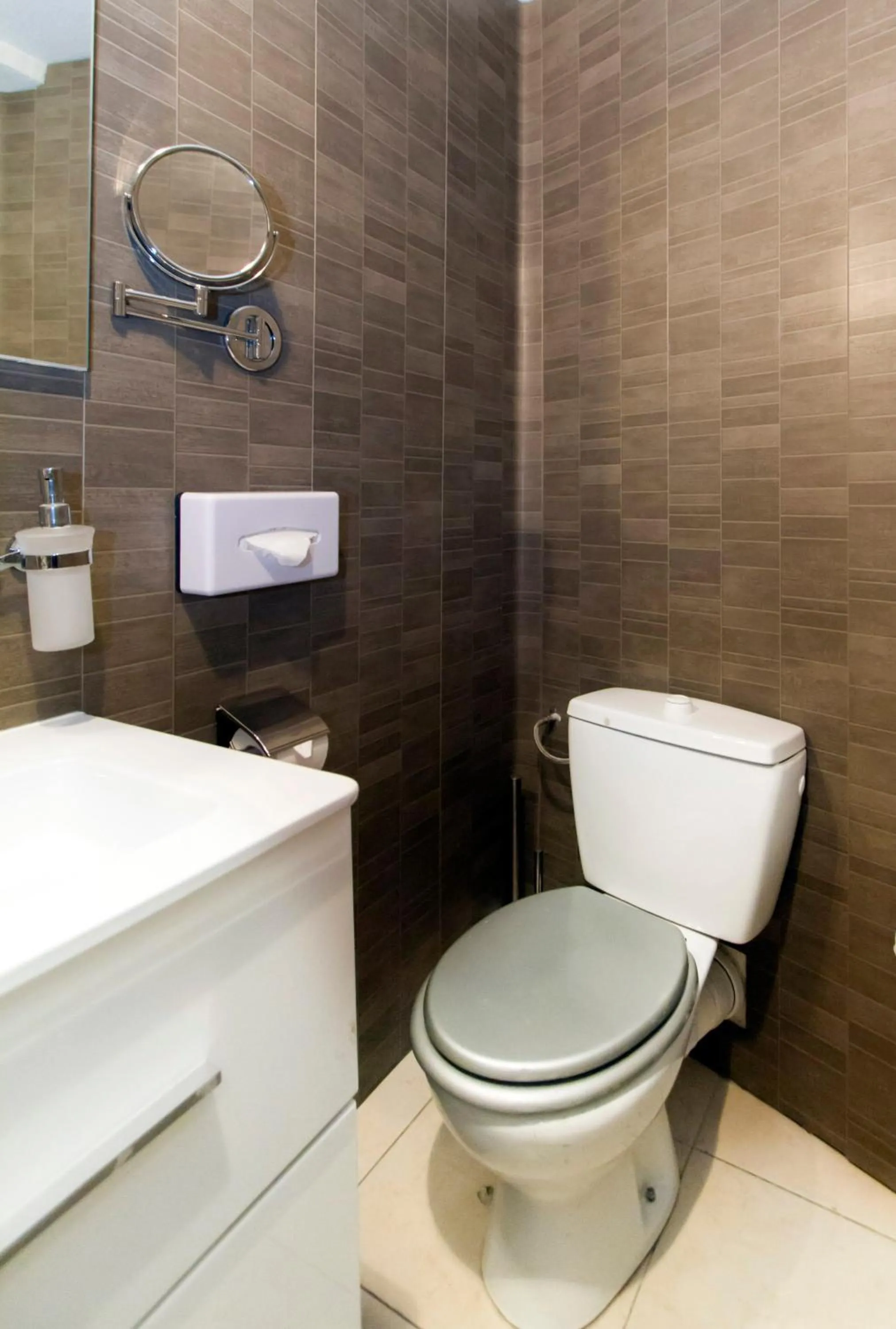 Toilet in Florella République Apartment