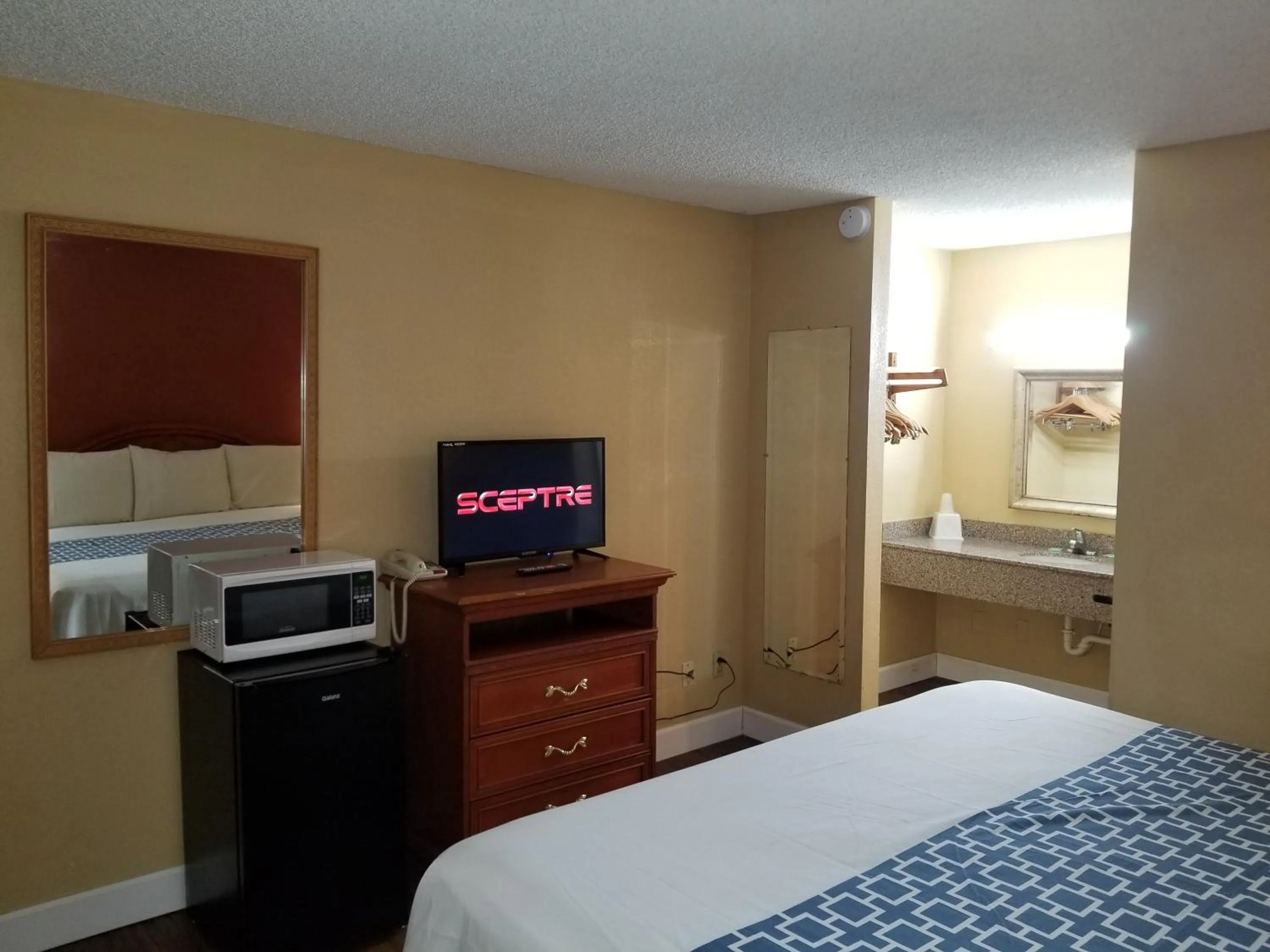Bed in Econo Inn - Ormond Beach