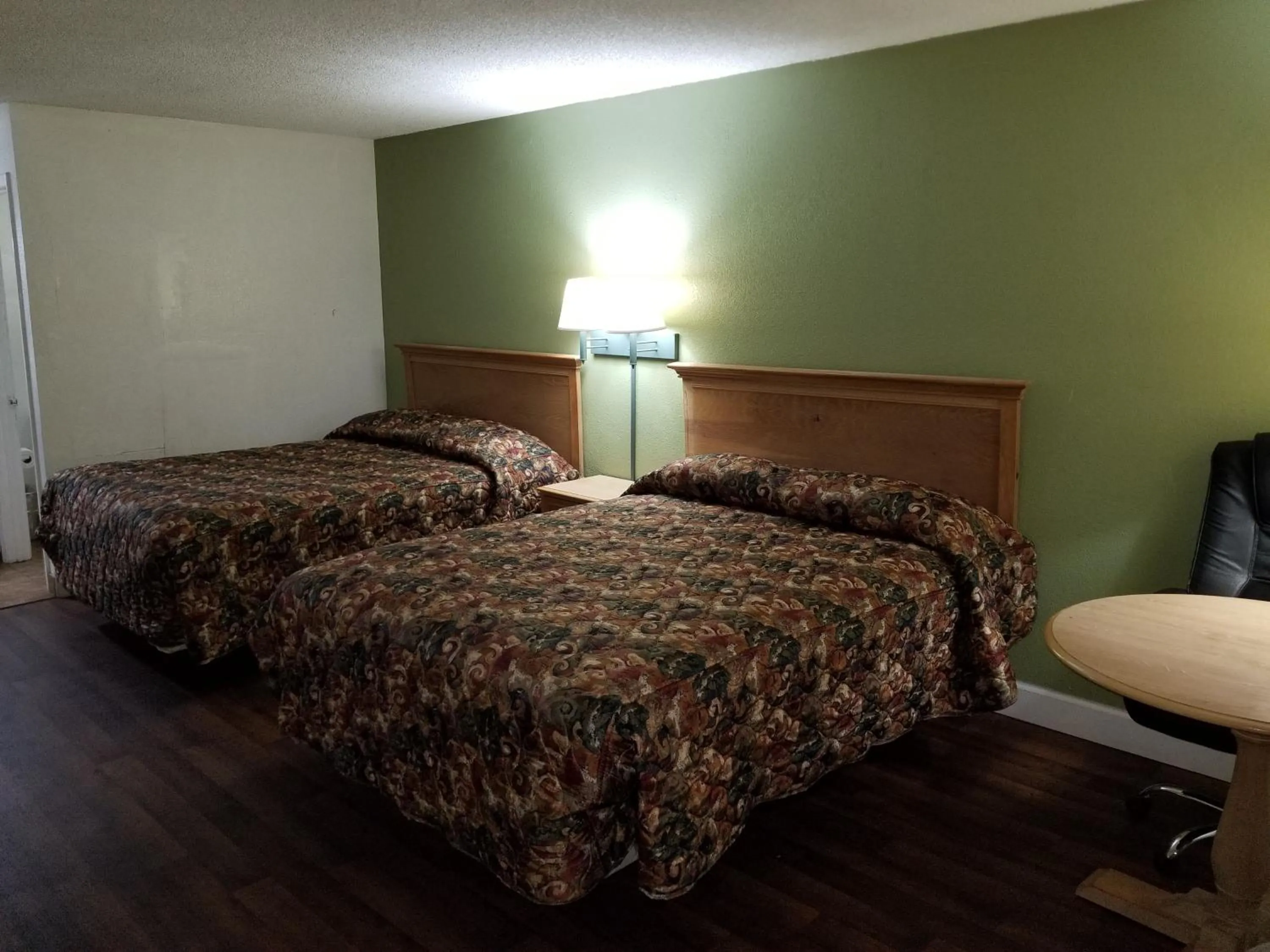 Bed in Econo Inn - Ormond Beach