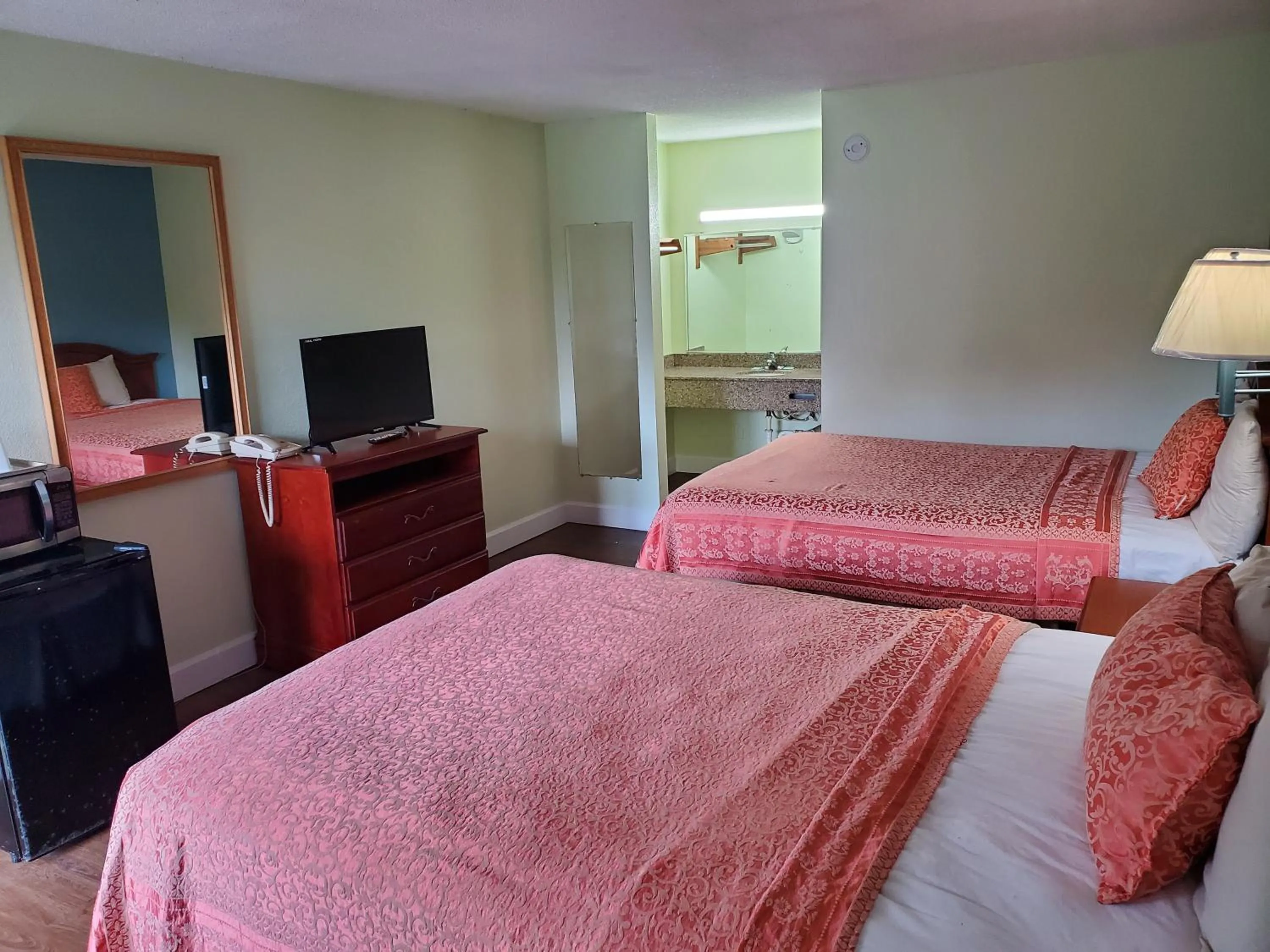 Bed in Econo Inn - Ormond Beach