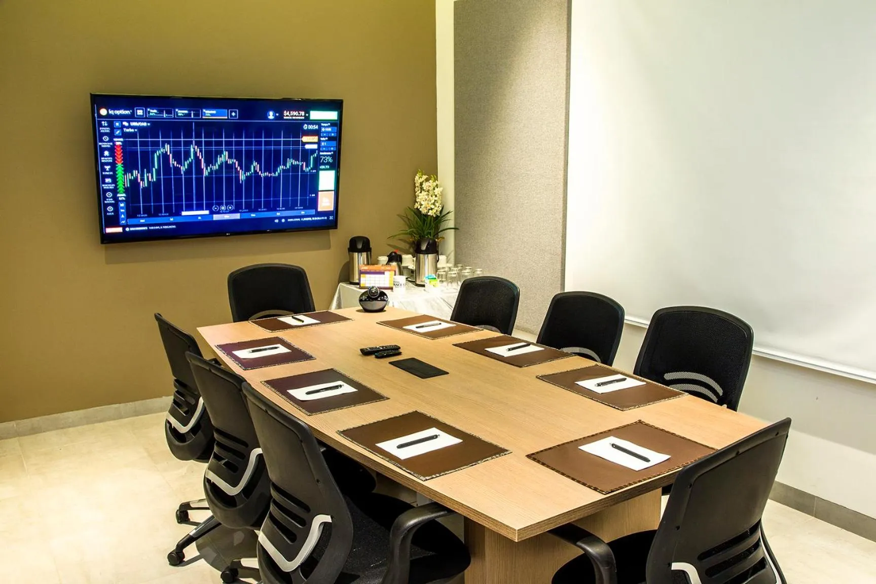 Communal lounge/ TV room in Hotel Pance 122 Wellness Spa