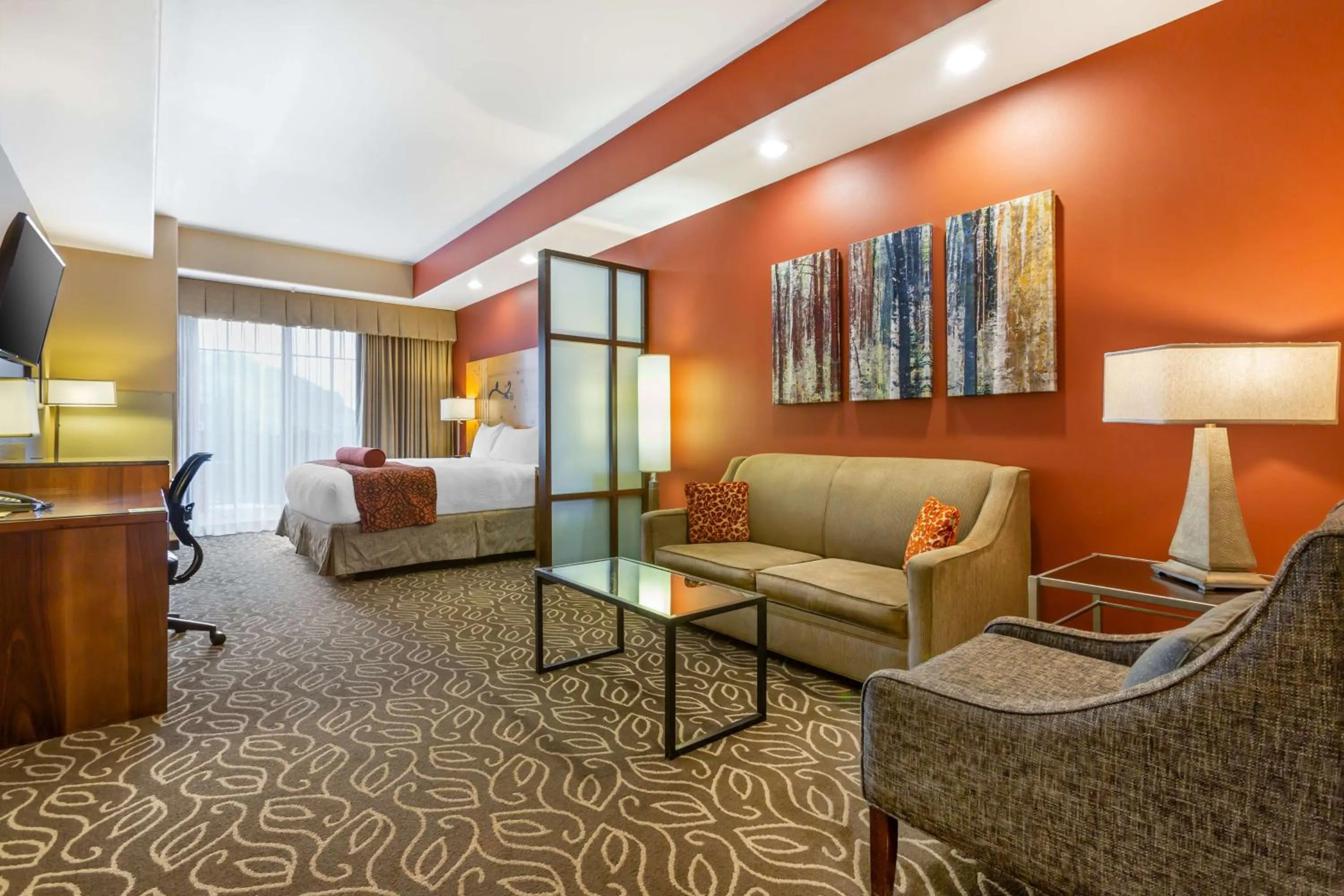 Bedroom, Bed in Best Western Premier Ivy Inn & Suites