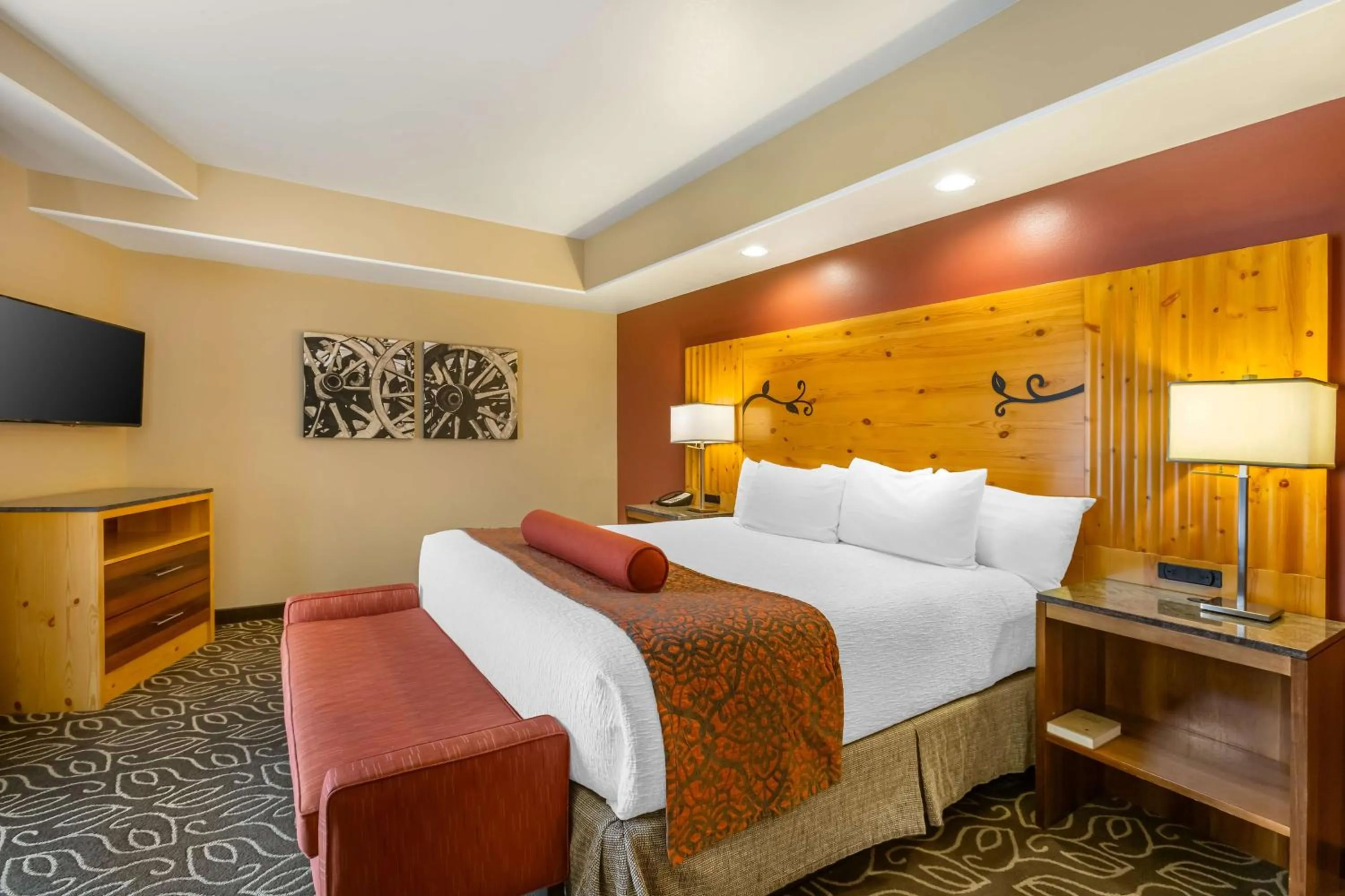 Bedroom, Bed in Best Western Premier Ivy Inn & Suites