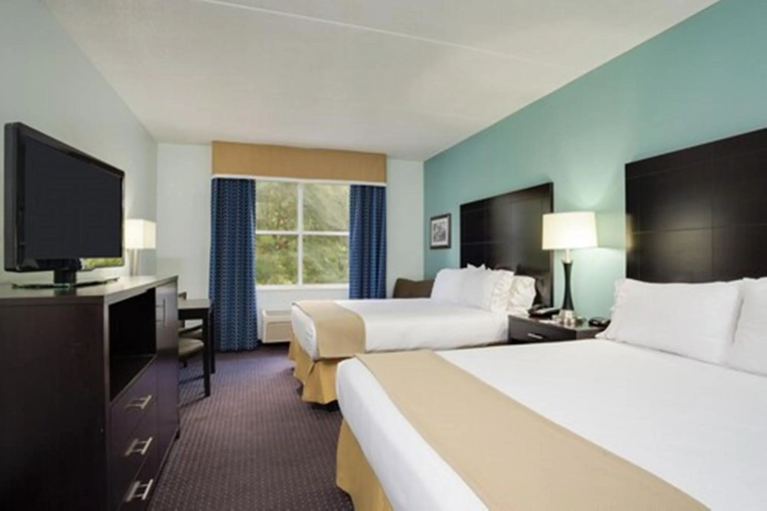 Bed in Holiday Inn Express & Suites Plant City by IHG