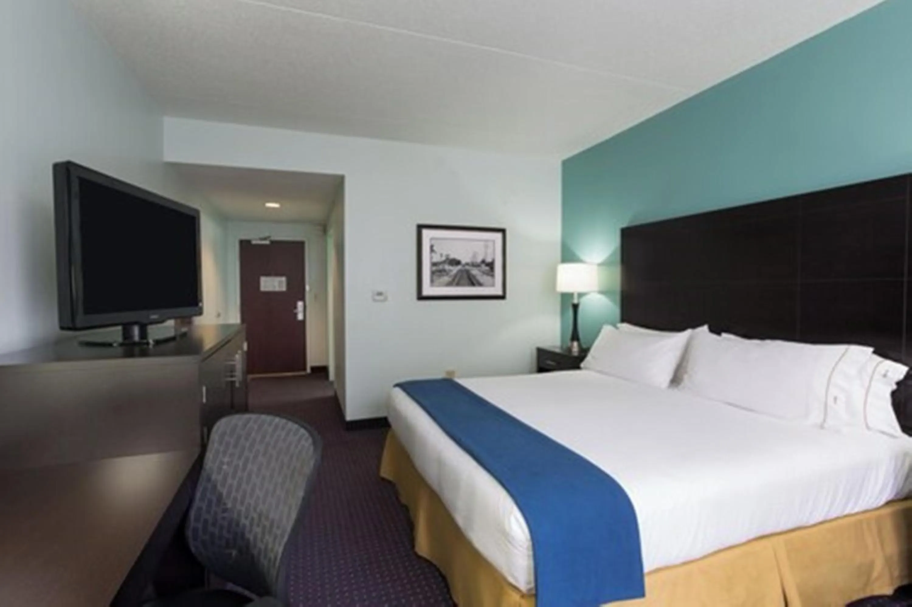 Bed in Holiday Inn Express & Suites Plant City by IHG