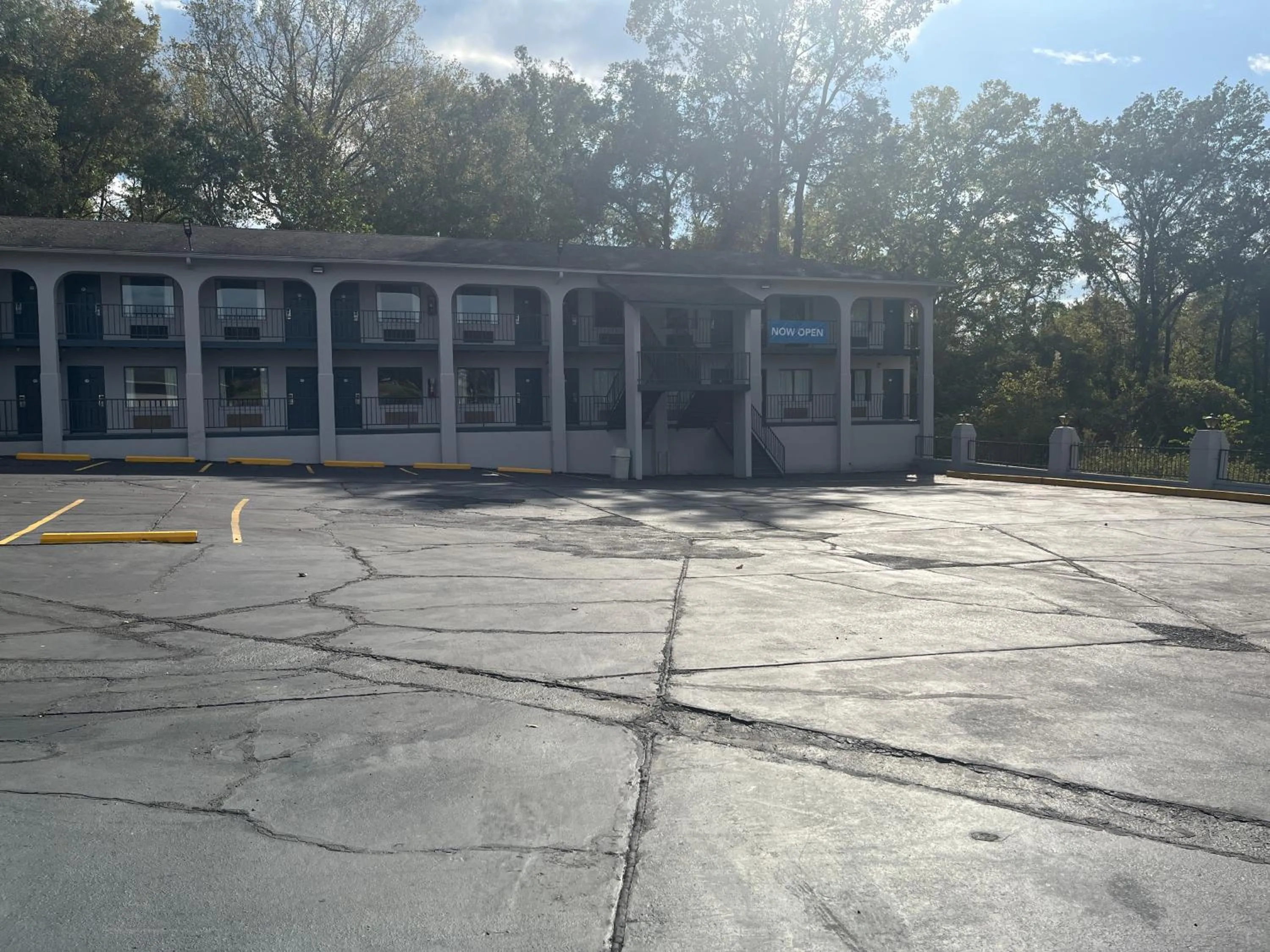 Property building in Motel 6 Vicksburg, MS