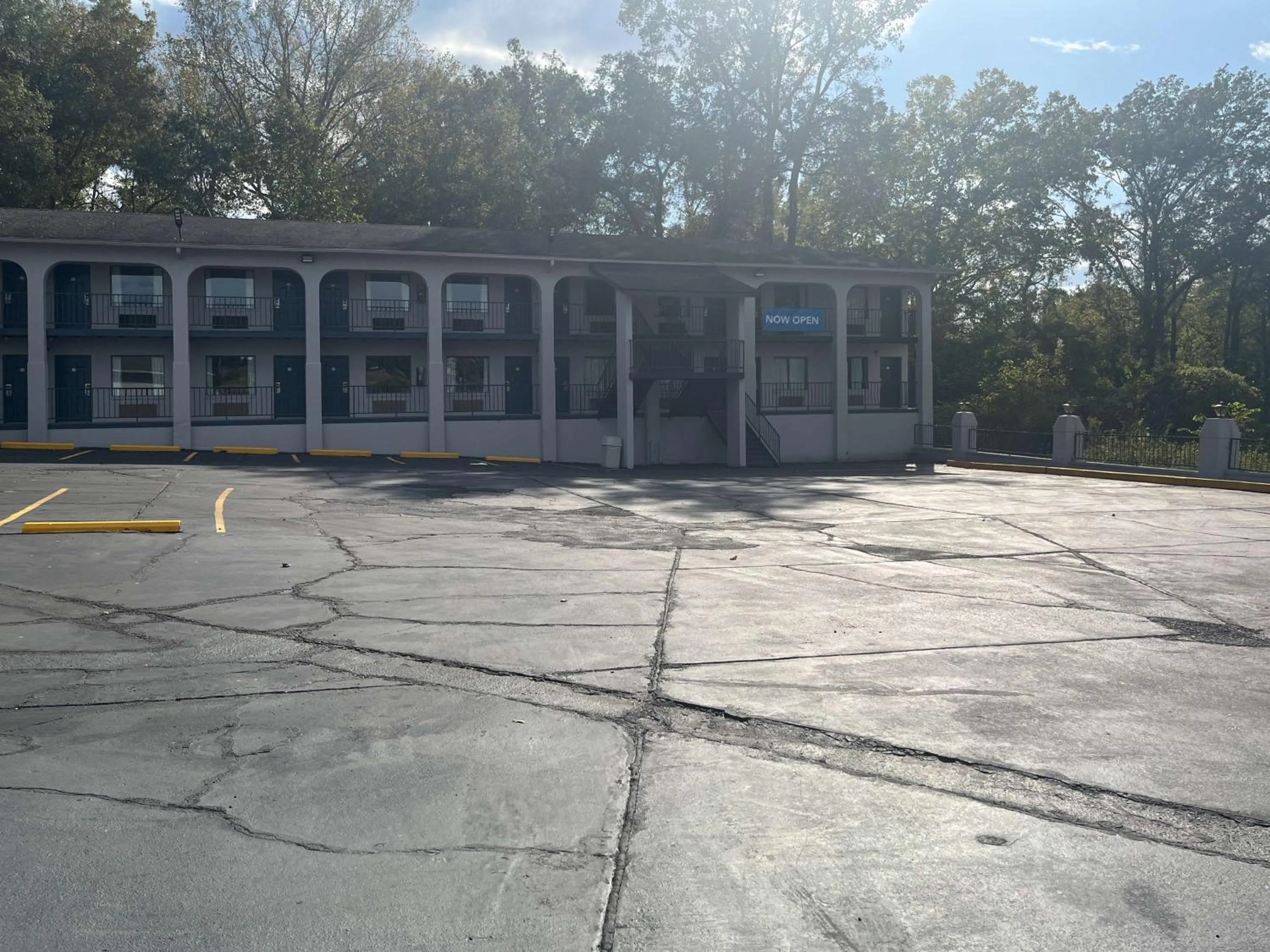 Property building in Motel 6 Vicksburg, MS