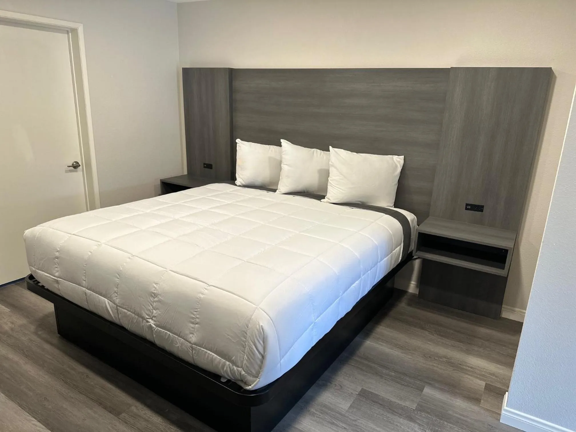 Bedroom, Bed in Five Star Inn