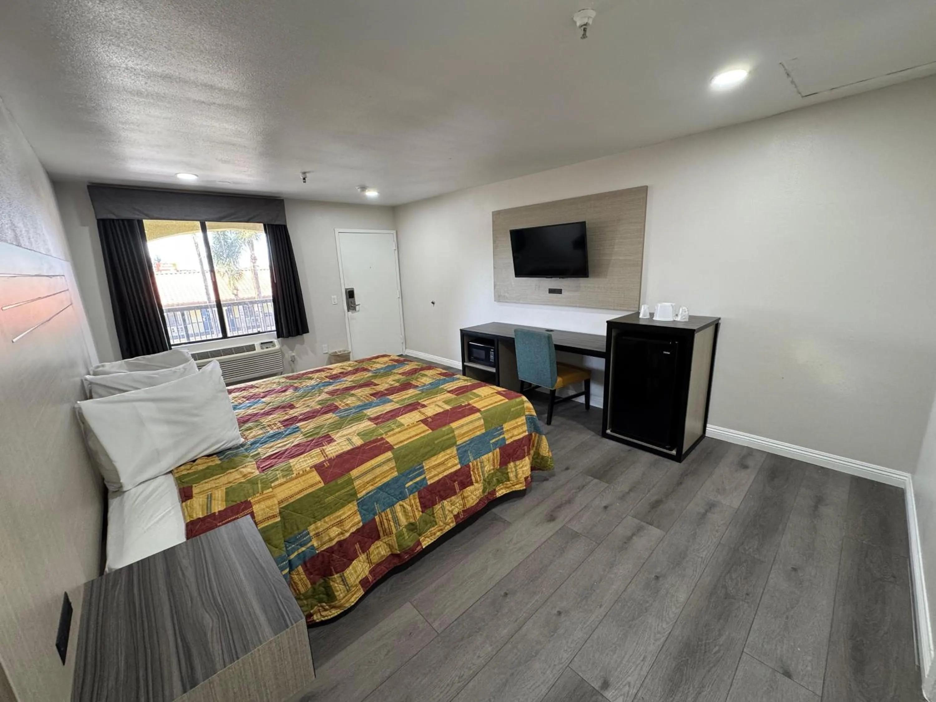 Bedroom, Bed in Five Star Inn