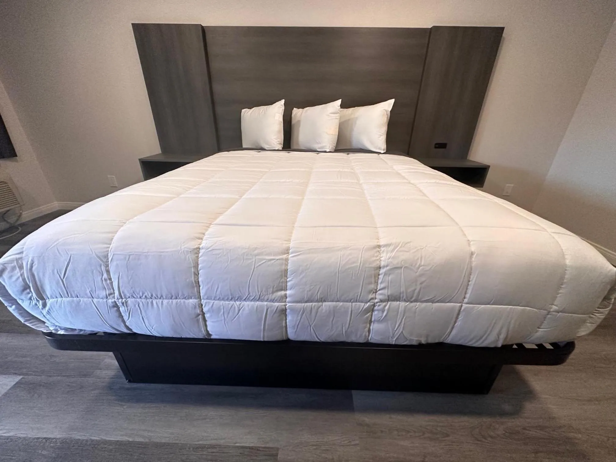 Bedroom, Bed in Five Star Inn