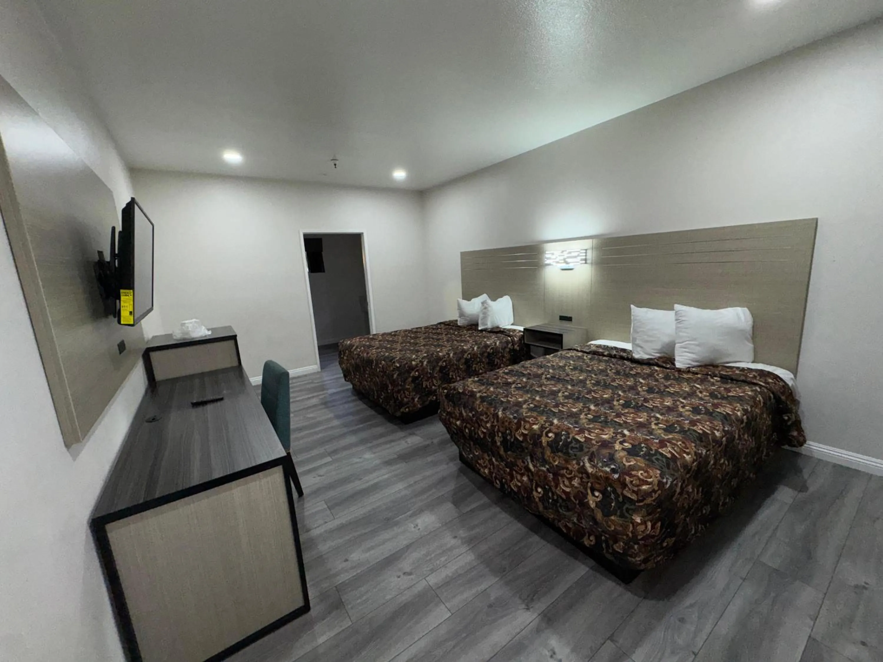 Bedroom, Bed in Five Star Inn