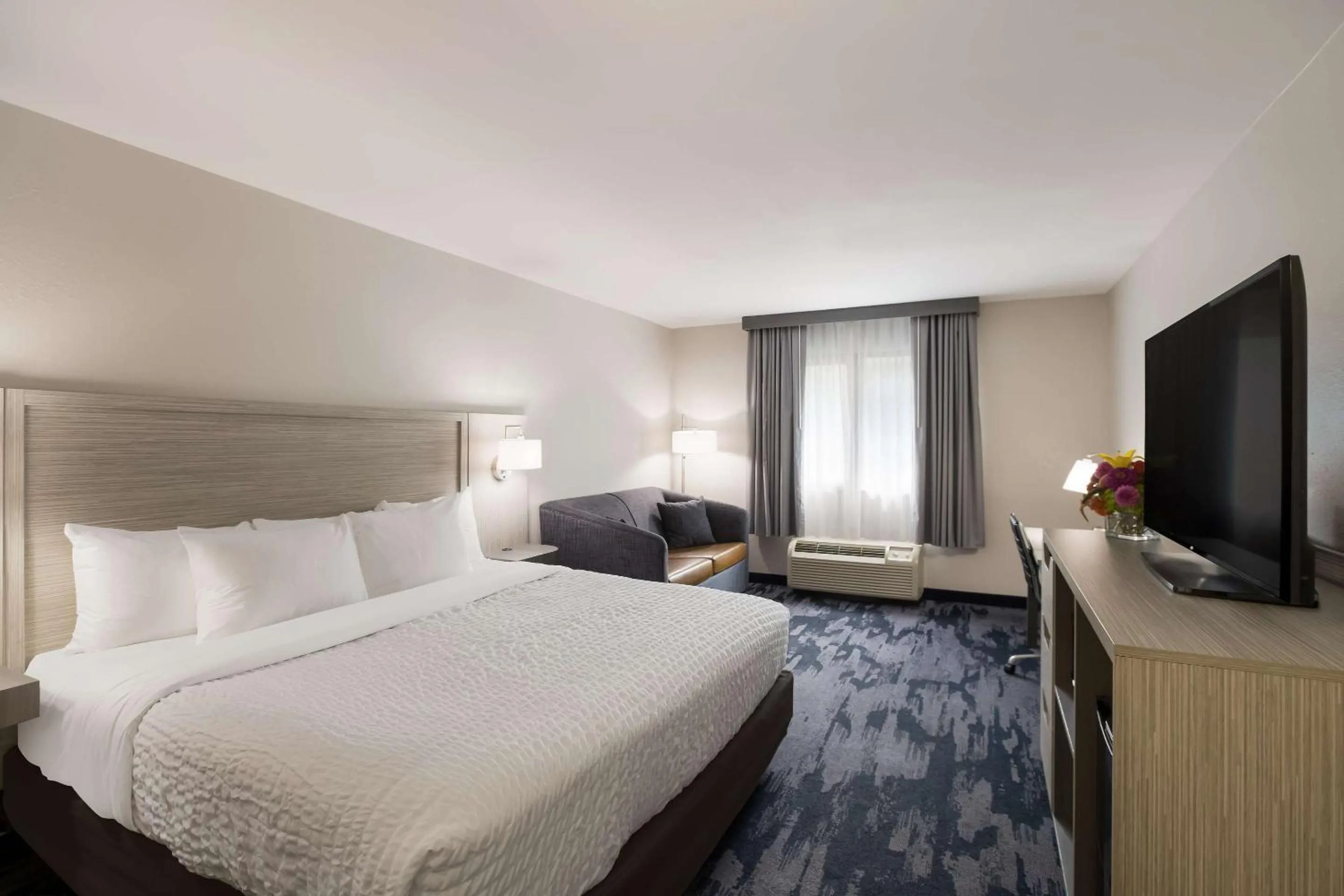 Bedroom, Bed in Clarion Pointe Sylva near Cherokee Area