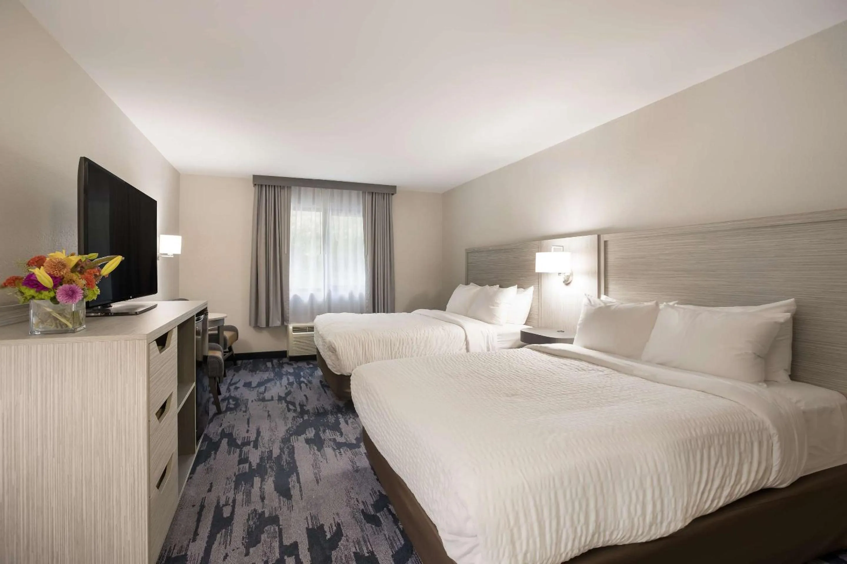 Bedroom, Bed in Clarion Pointe Sylva near Cherokee Area