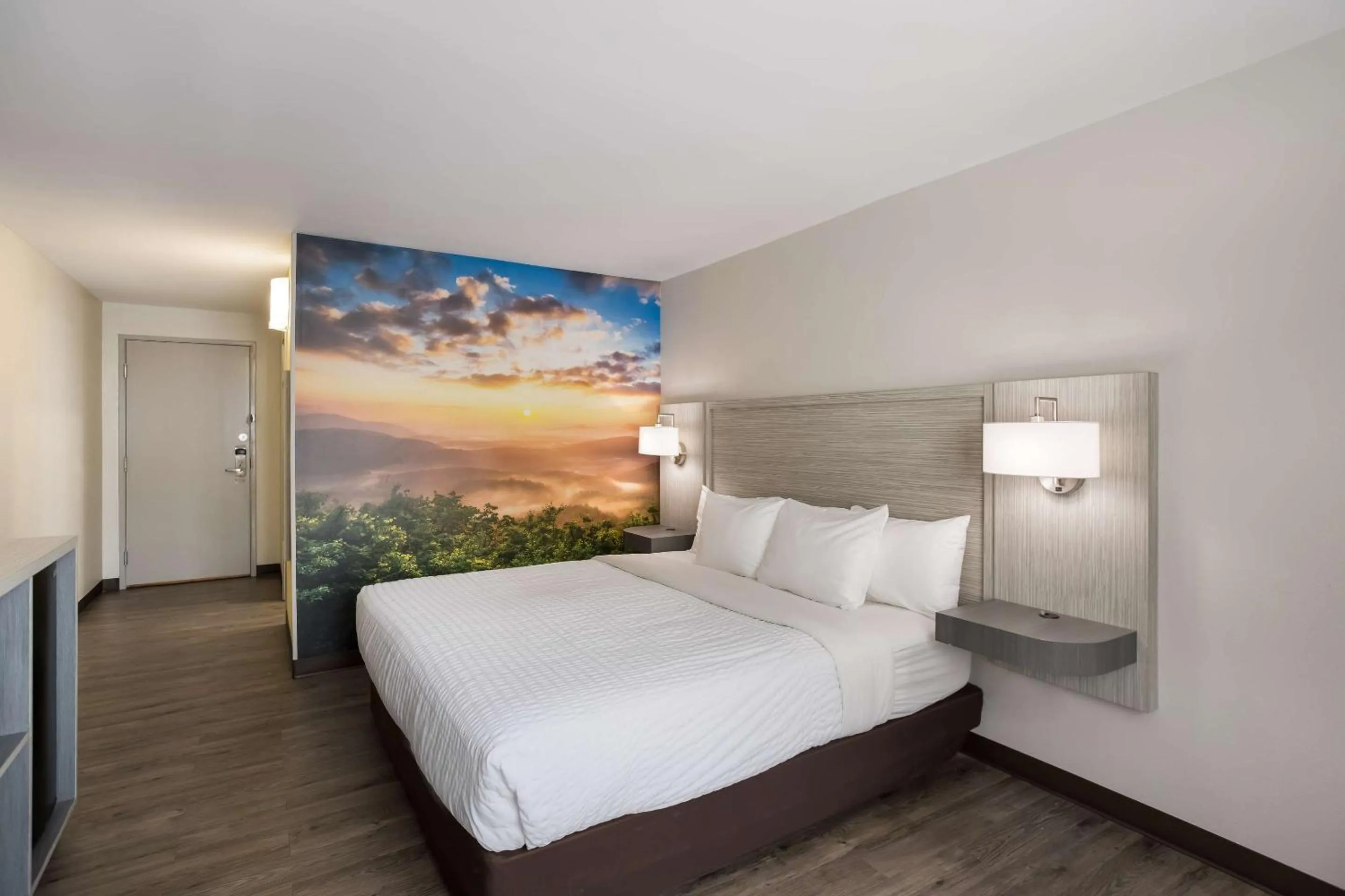 Bedroom, Bed in Clarion Pointe Sylva near Cherokee Area