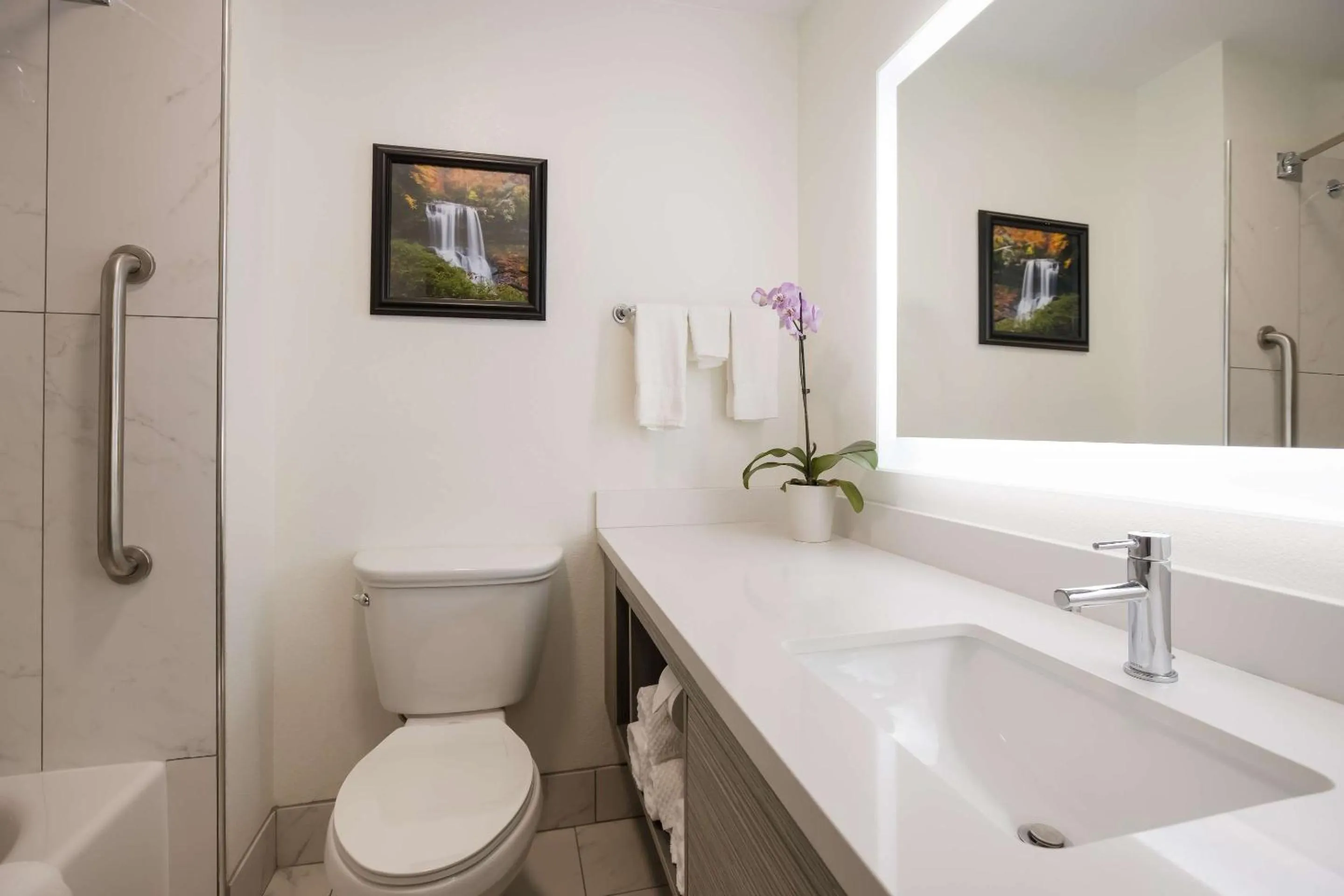 Bedroom in Clarion Pointe Sylva near Cherokee Area