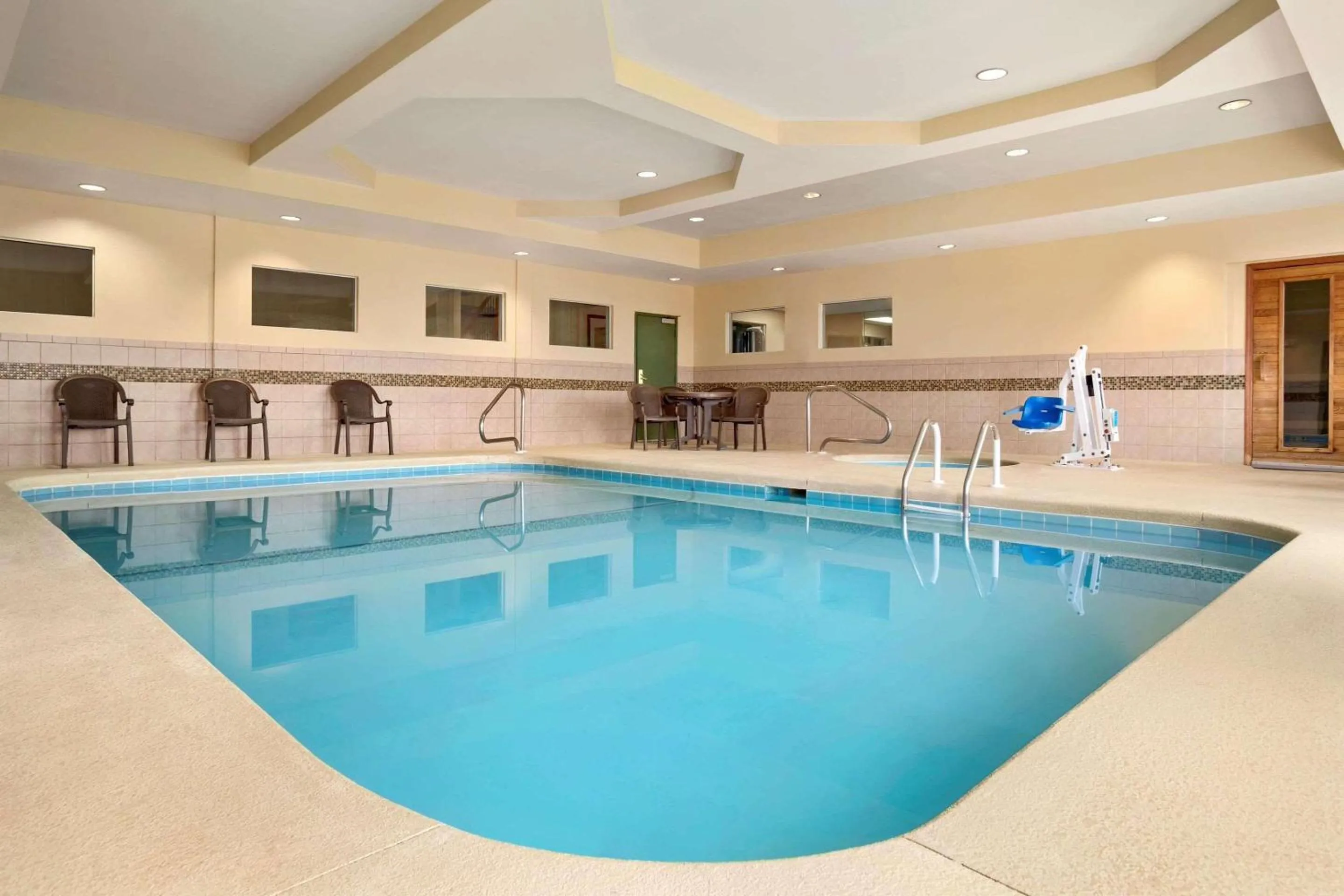 Swimming pool in Country Inn & Suites by Radisson, Albany, GA