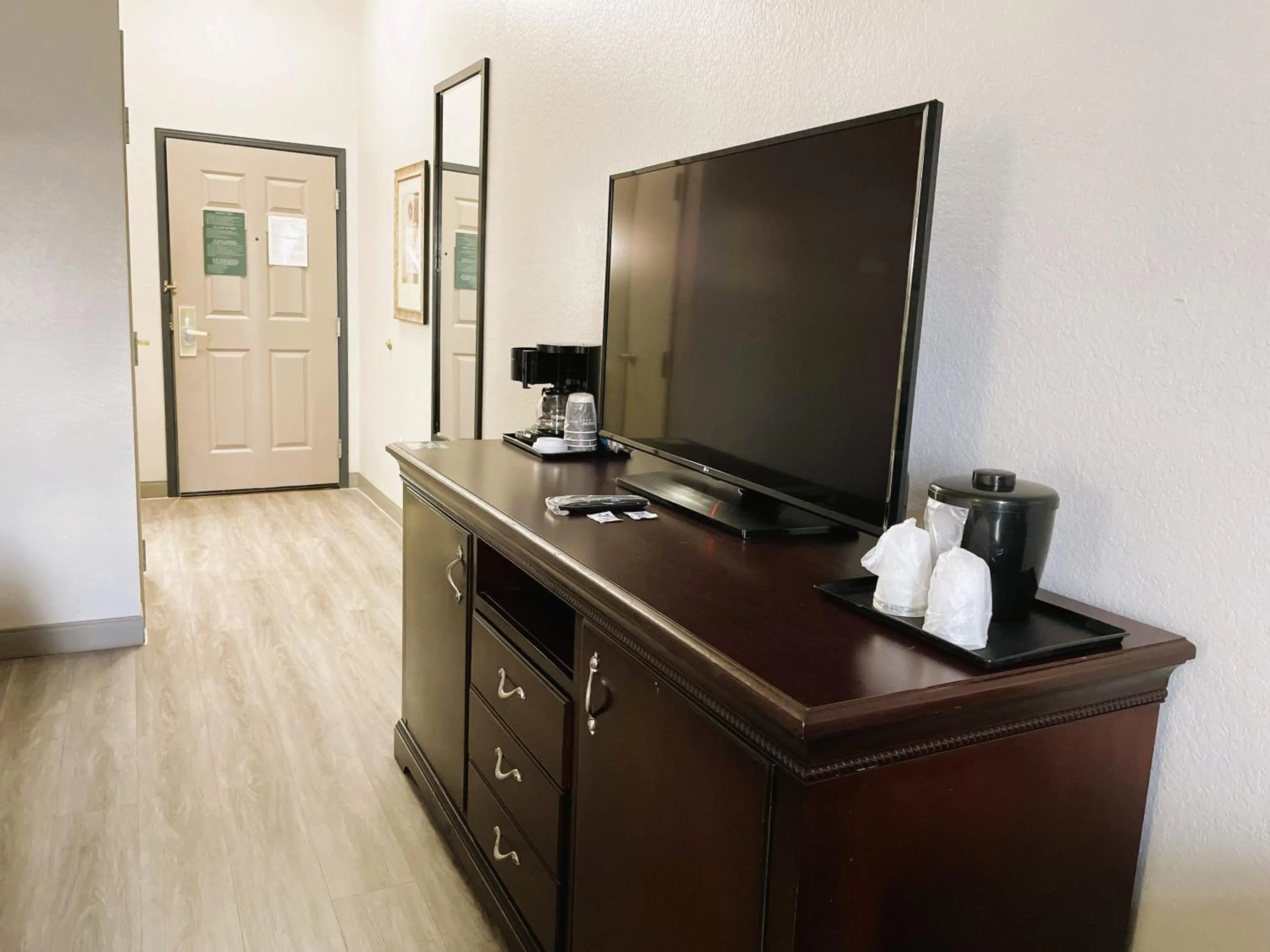 TV and multimedia in Country Inn & Suites by Radisson, Albany, GA