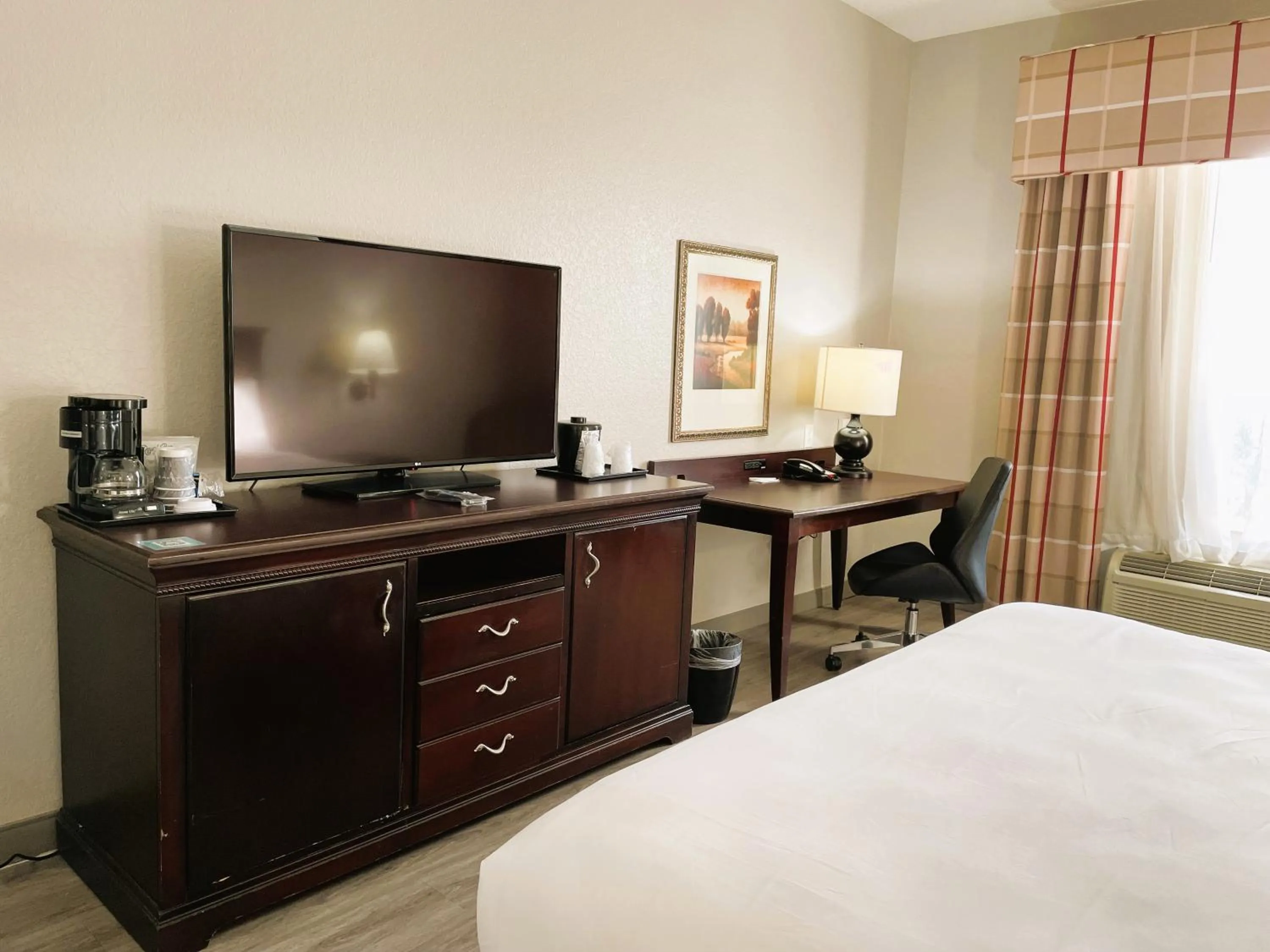 Bed in Country Inn & Suites by Radisson, Albany, GA
