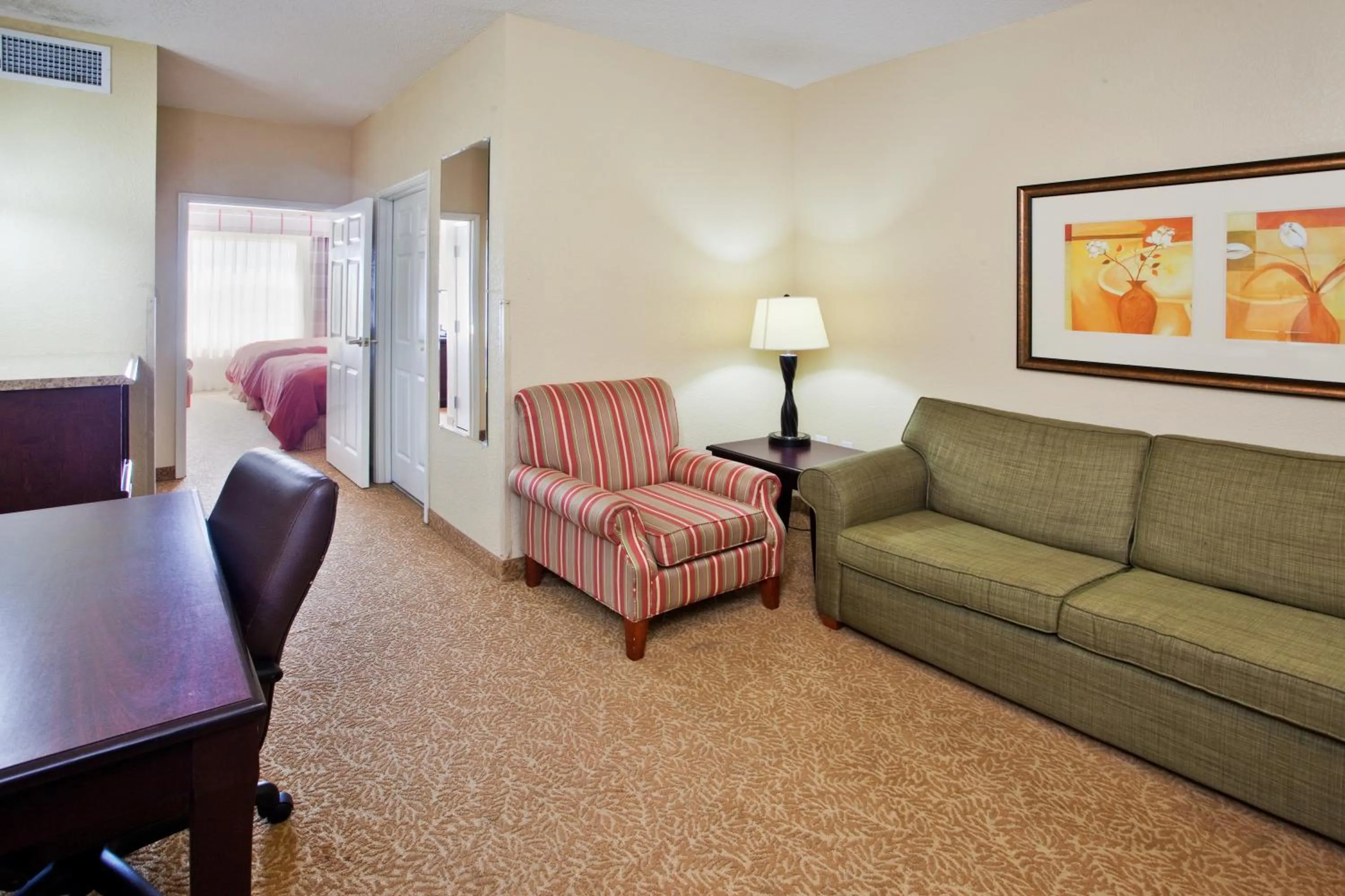 Living room in Country Inn & Suites by Radisson, Albany, GA
