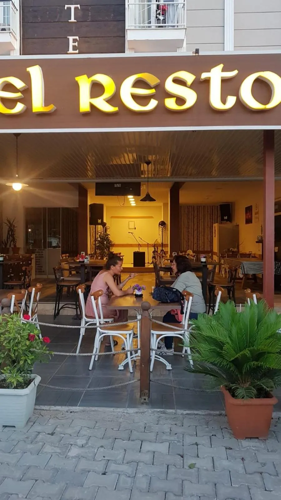 Restaurant/places to eat in Neoss Boutique Hotel