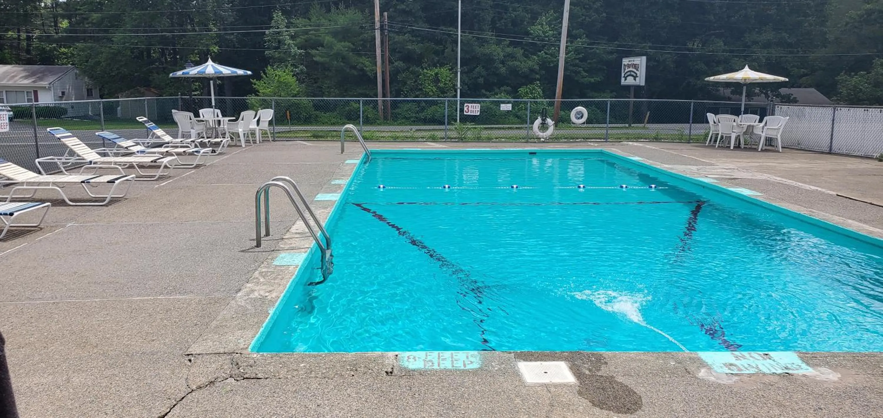 Swimming pool in Red Ranch Inn