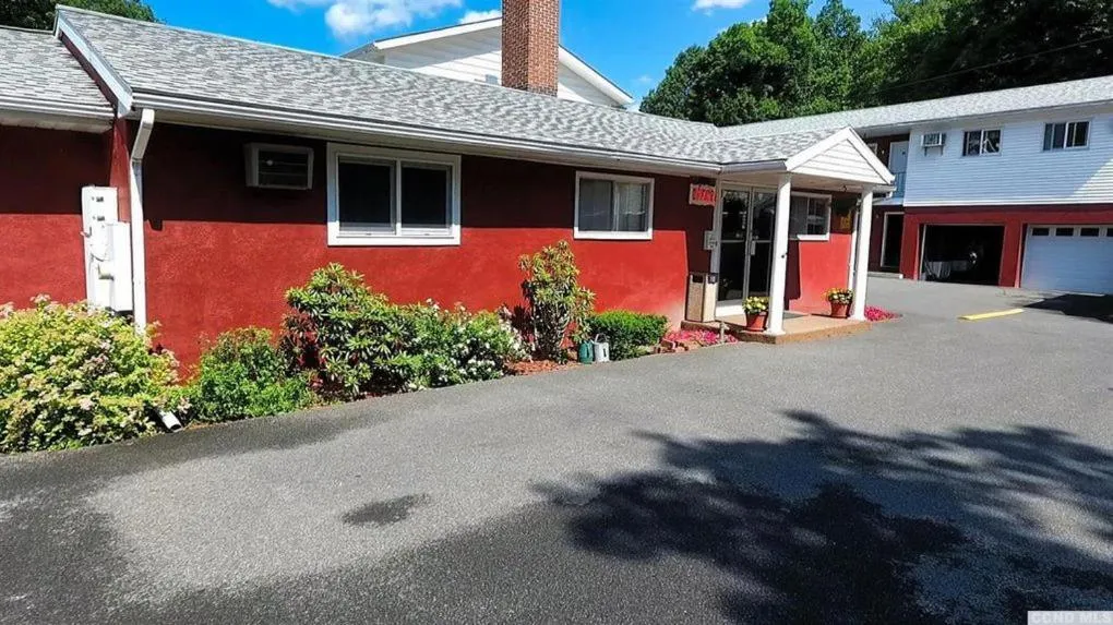 Property building in Red Ranch Inn