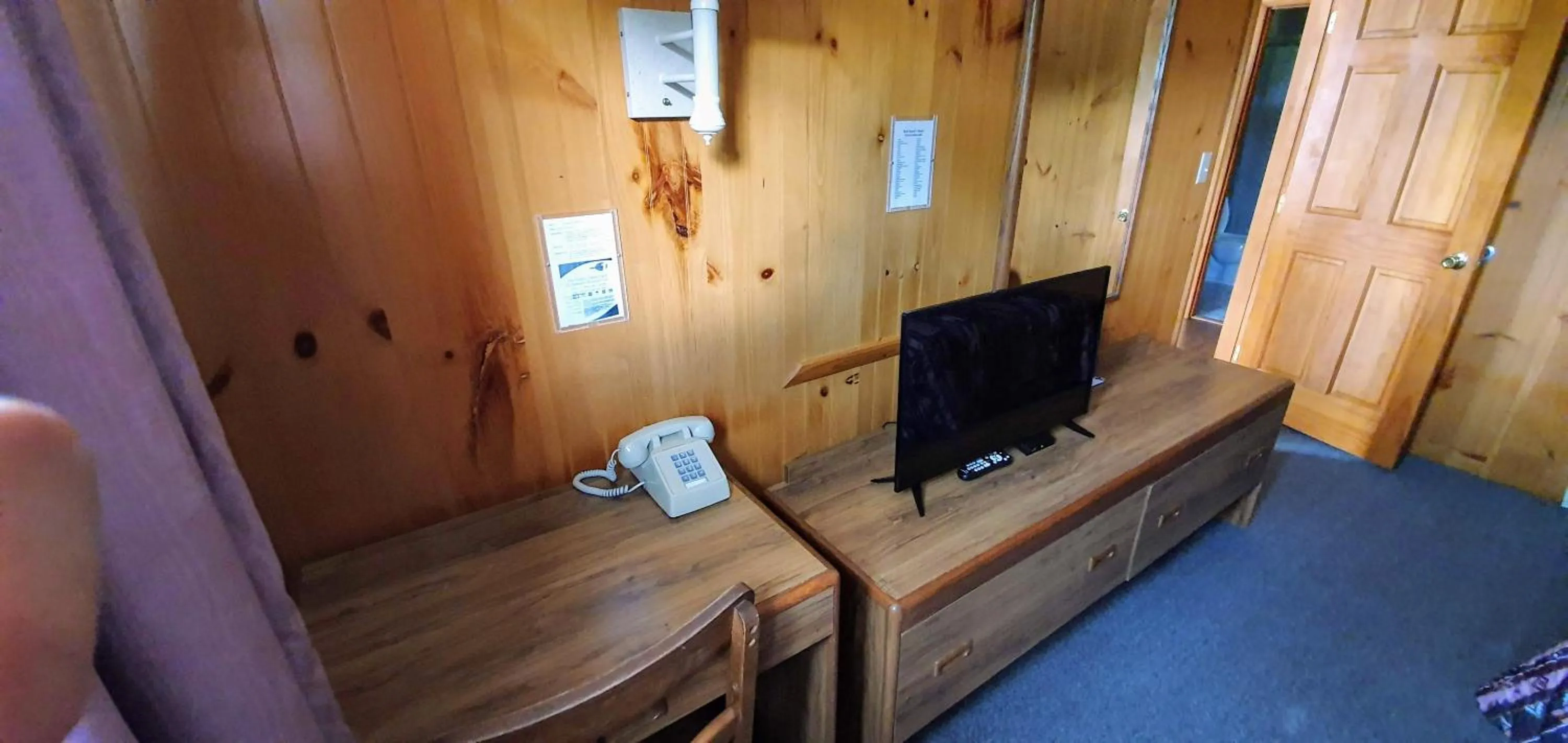 TV and multimedia in Red Ranch Inn