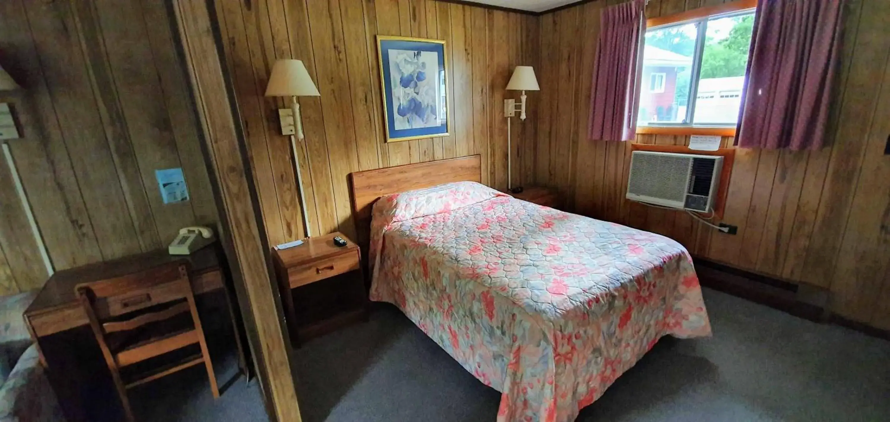 Queen Room in Red Ranch Inn Queen Room in Red Ranch Inn