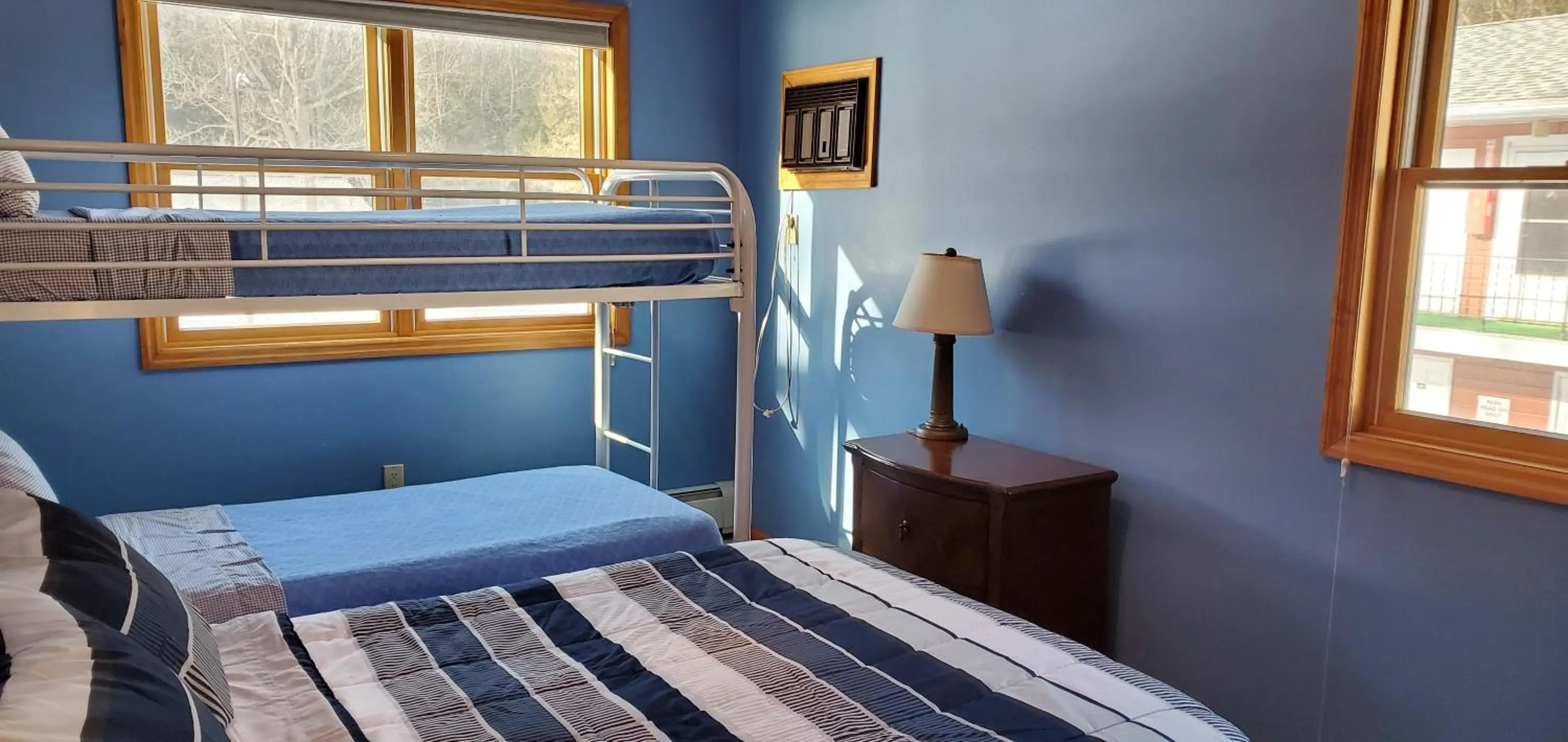 bunk bed, Bed in Red Ranch Inn
