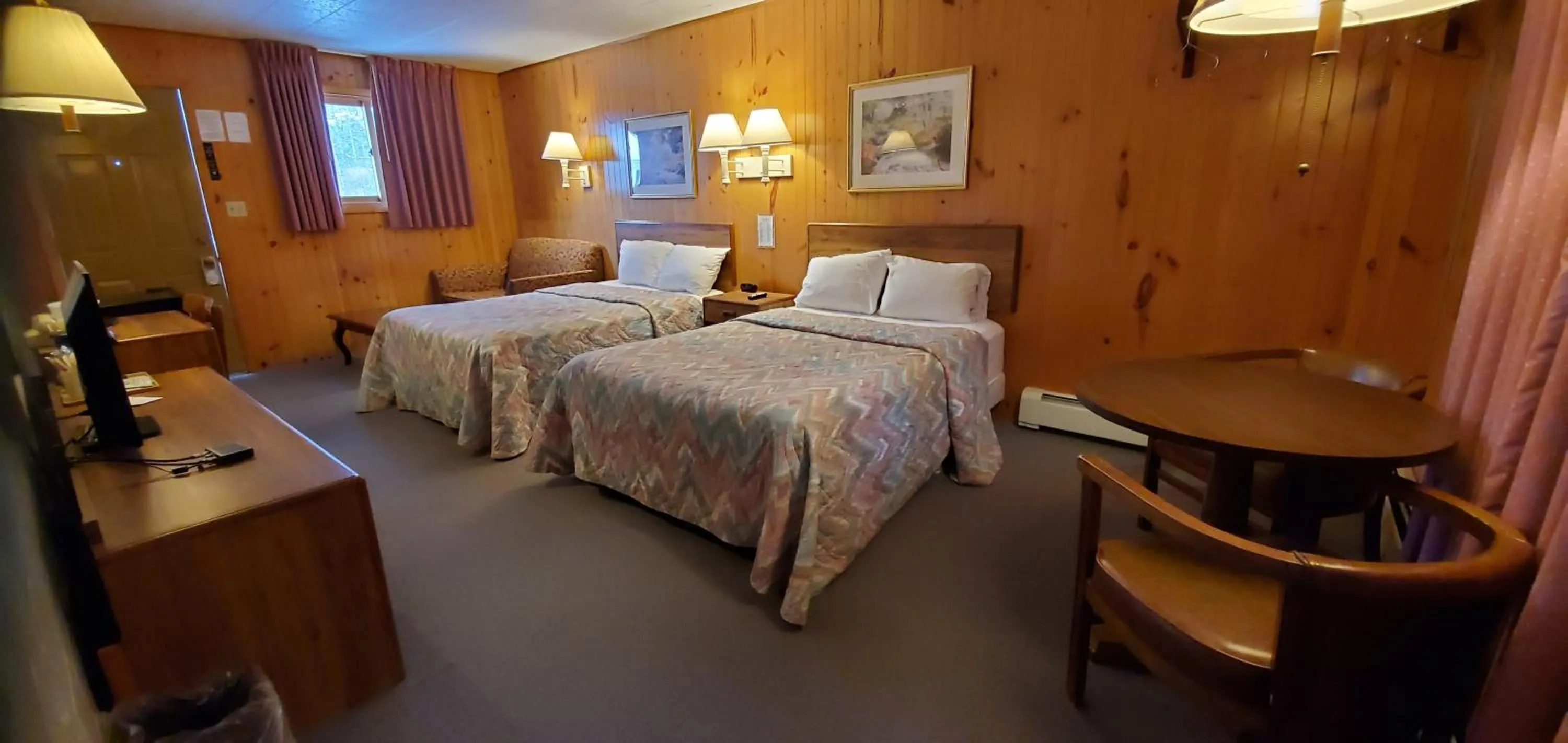 Photo of the whole room, Bed in Red Ranch Inn