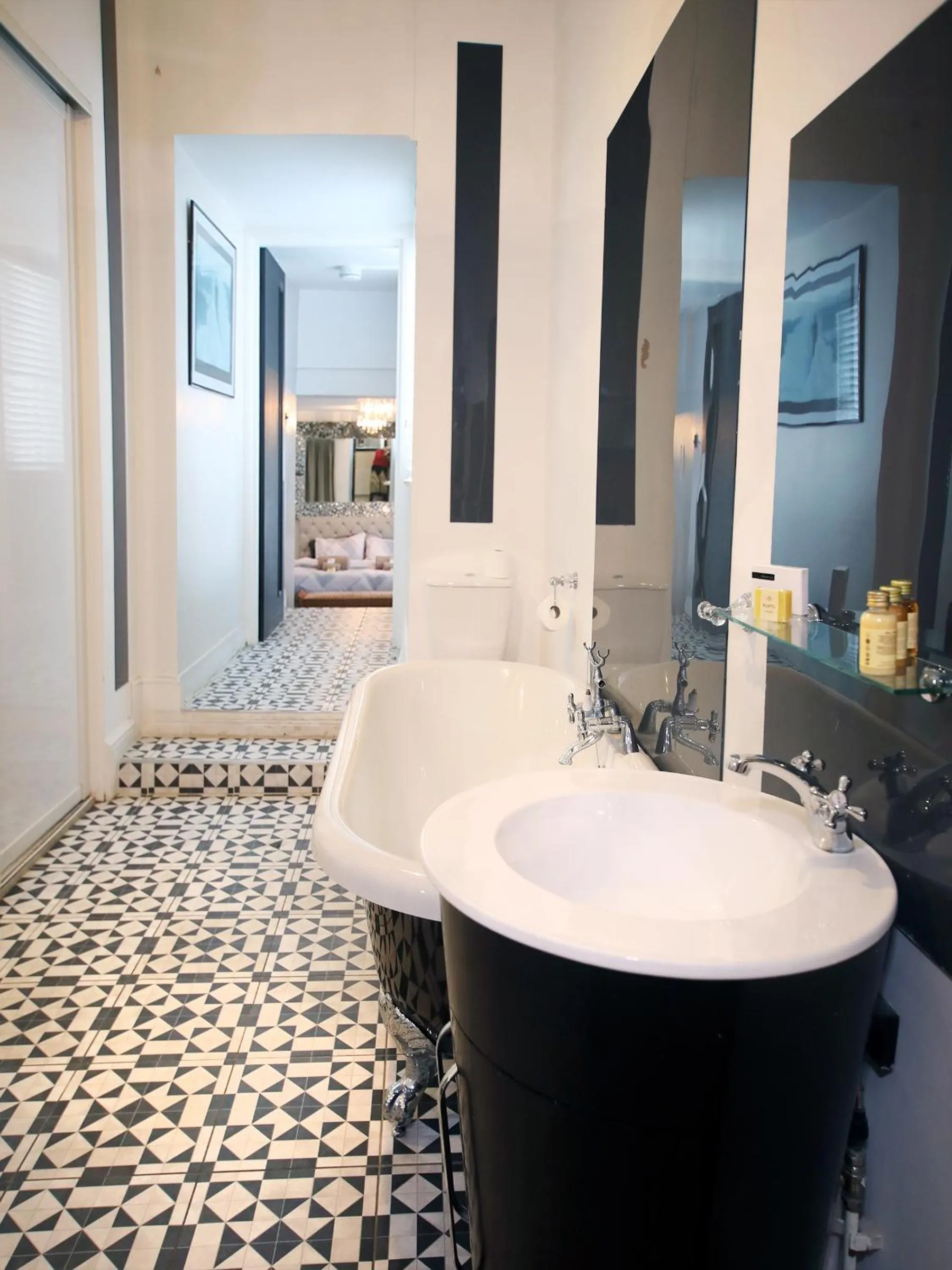 Bathroom, Bed in The Wellington Restaurant and Bar