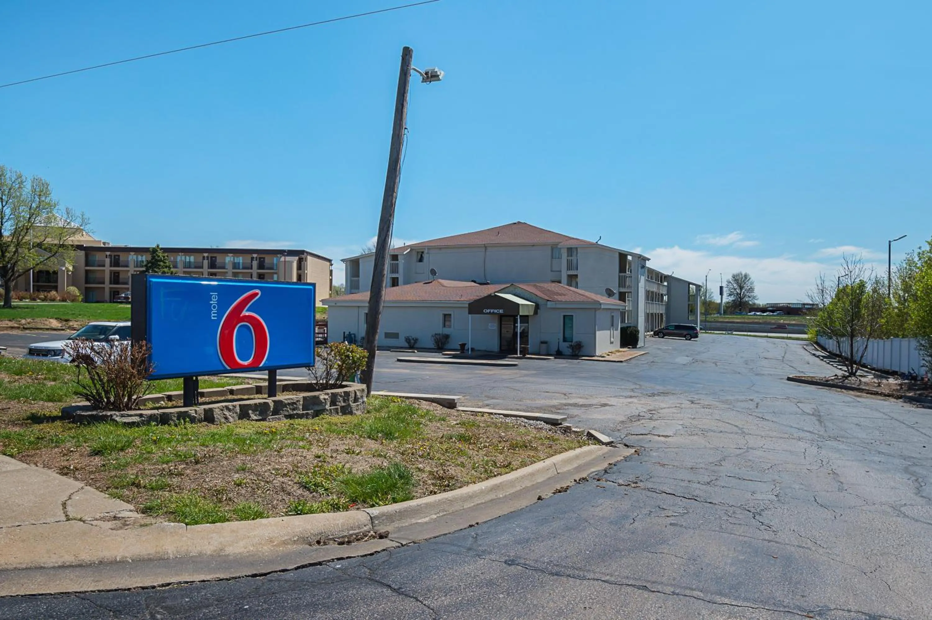 Facade/entrance in Motel 6-Blue Springs, MO