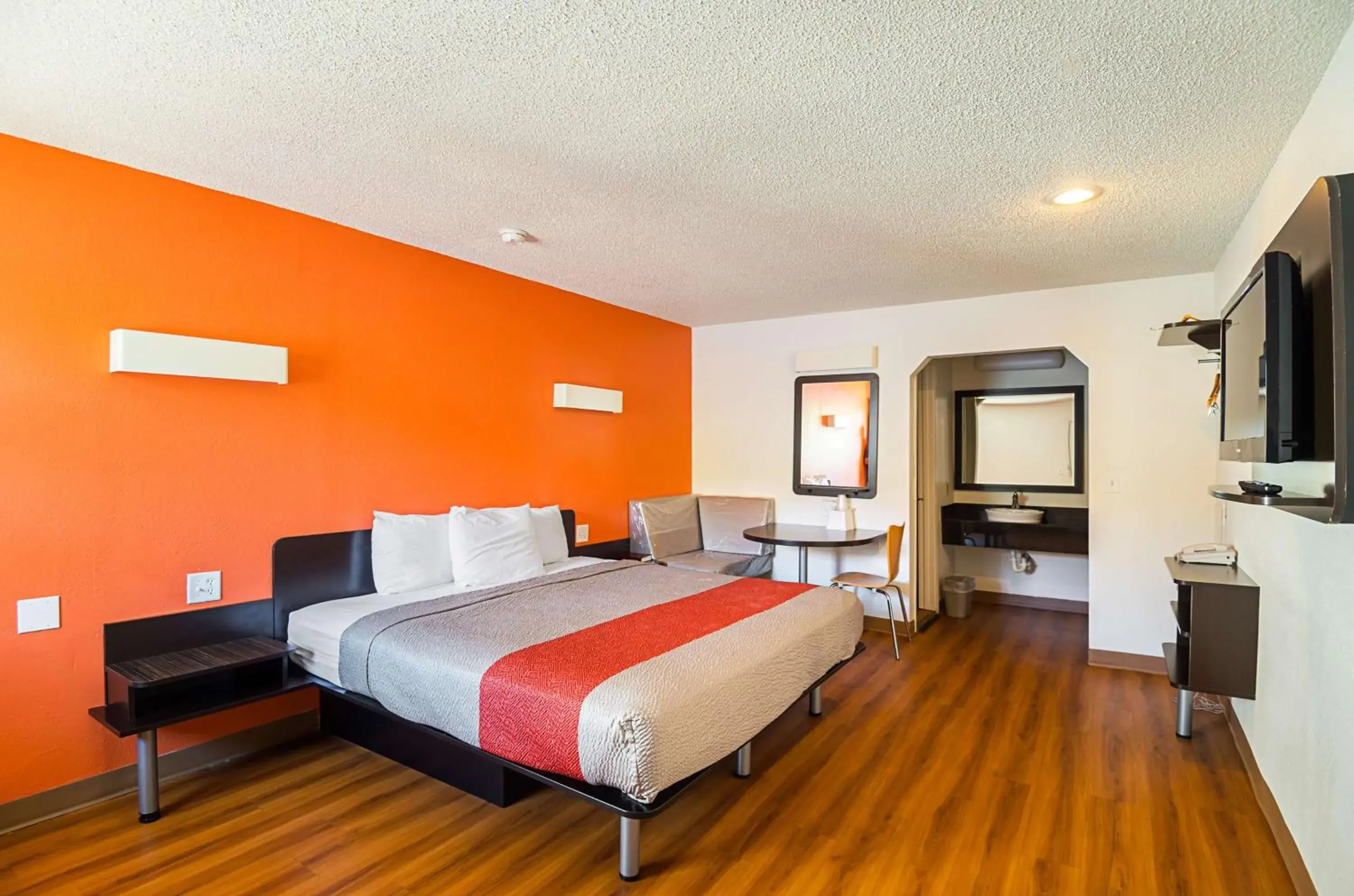 King Room - Non-Smoking in Motel 6-Blue Springs, MO King Room - Non-Smoking in Motel 6-Blue Springs, MO