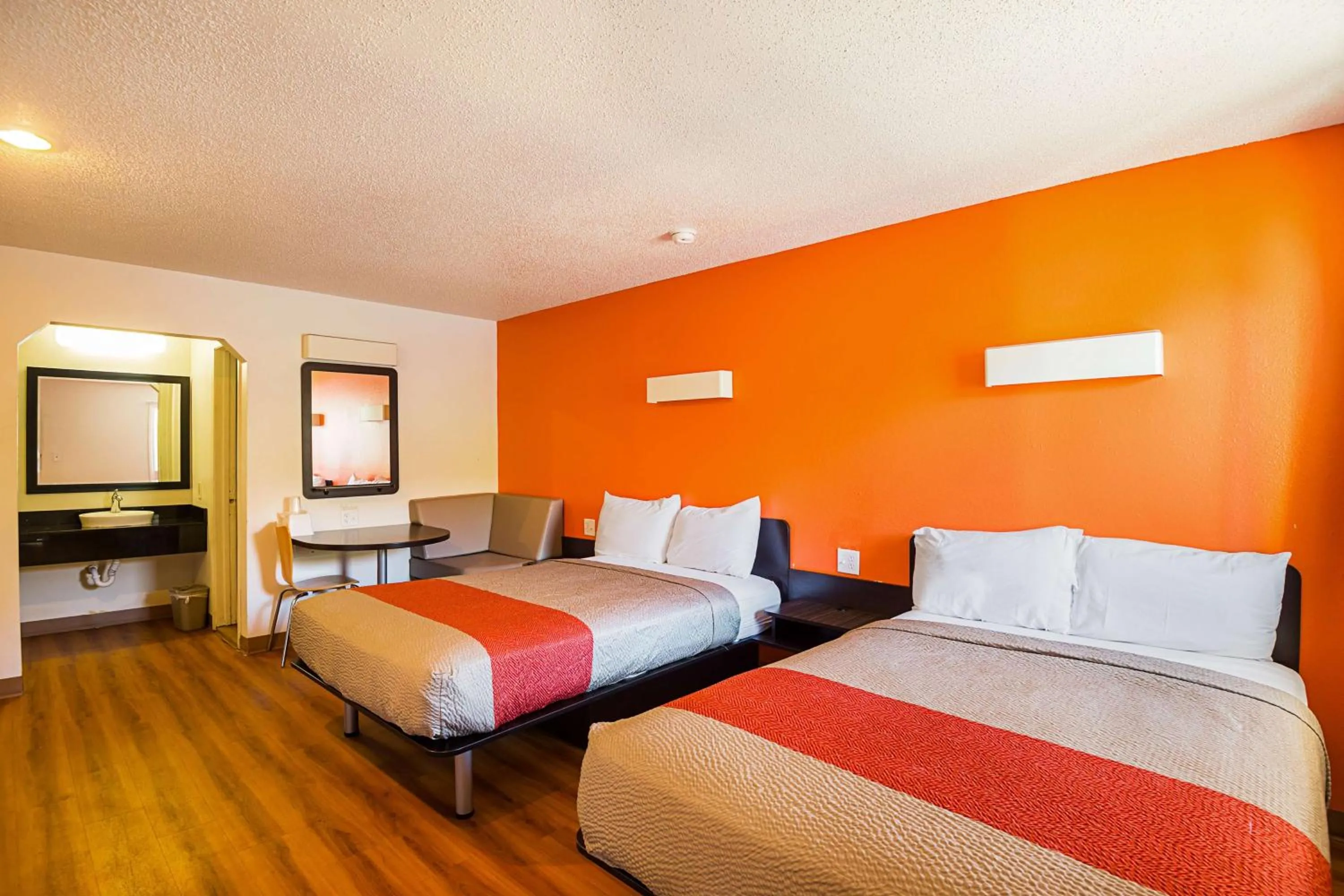 Photo of the whole room in Motel 6-Blue Springs, MO